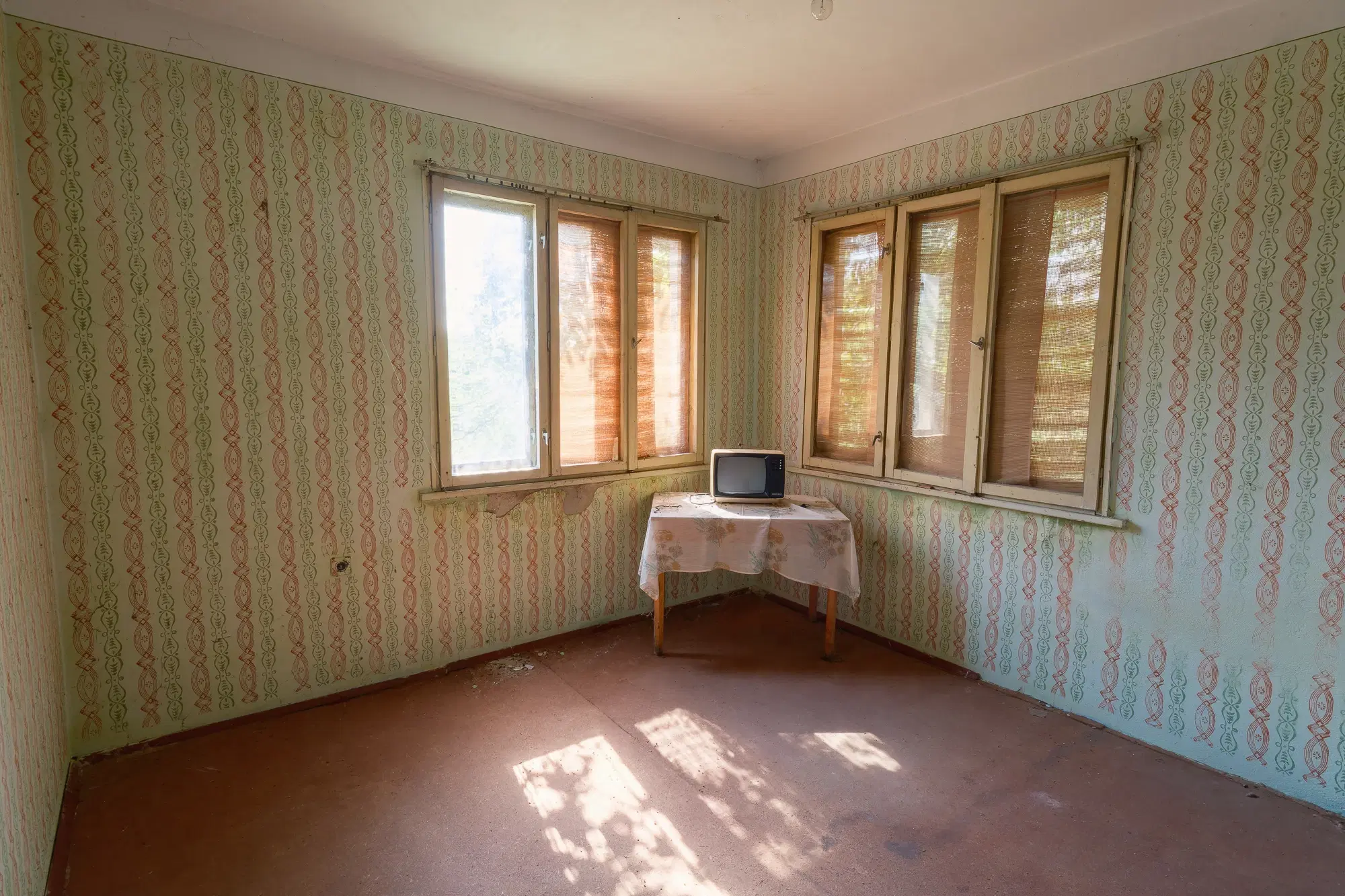 Huis met 2 verdiepingen, 2.000 m2 grond en bijgebouwen in Perilovets - Bulgarije