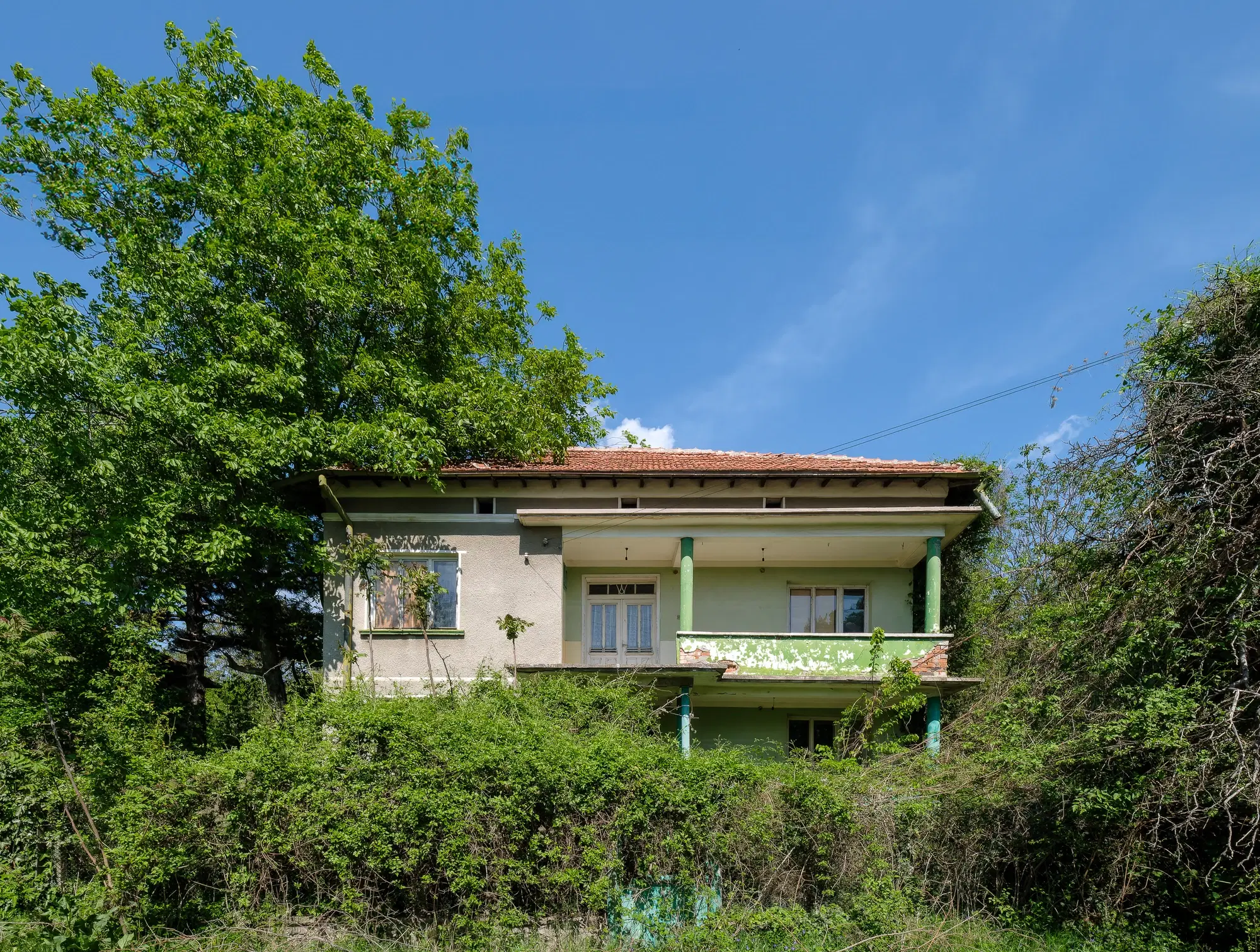 Huis met 2 verdiepingen, 2.000 m2 grond en bijgebouwen in Perilovets - Bulgarije