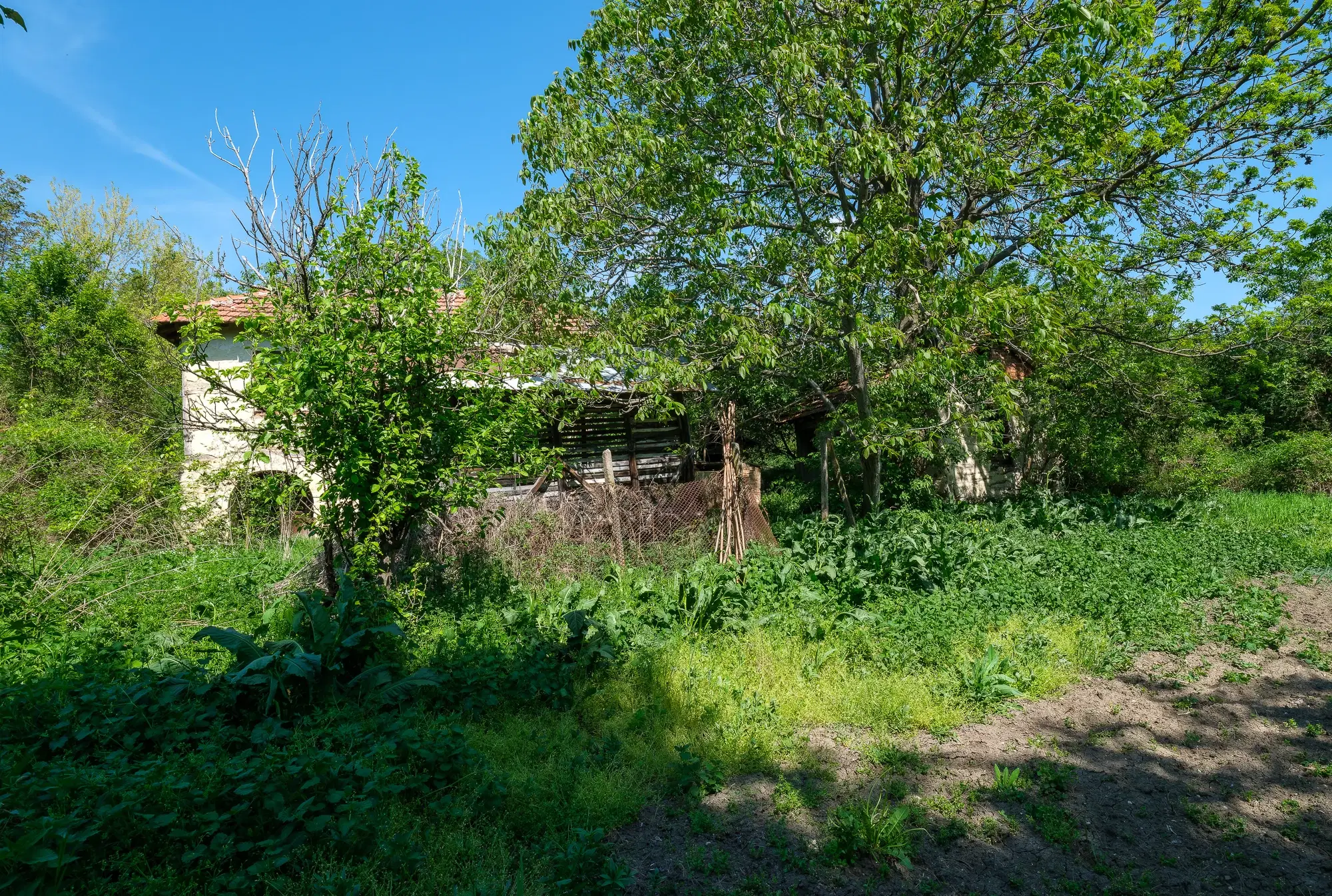 Huis met 2 verdiepingen, 2.000 m2 grond en bijgebouwen in Perilovets - Bulgarije