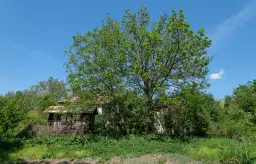 Huis met 2 verdiepingen, 2.000 m2 grond en bijgebouwen in Perilovets - Bulgarije