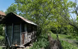 Huis met 2 verdiepingen, 2.000 m2 grond en bijgebouwen in Perilovets - Bulgarije