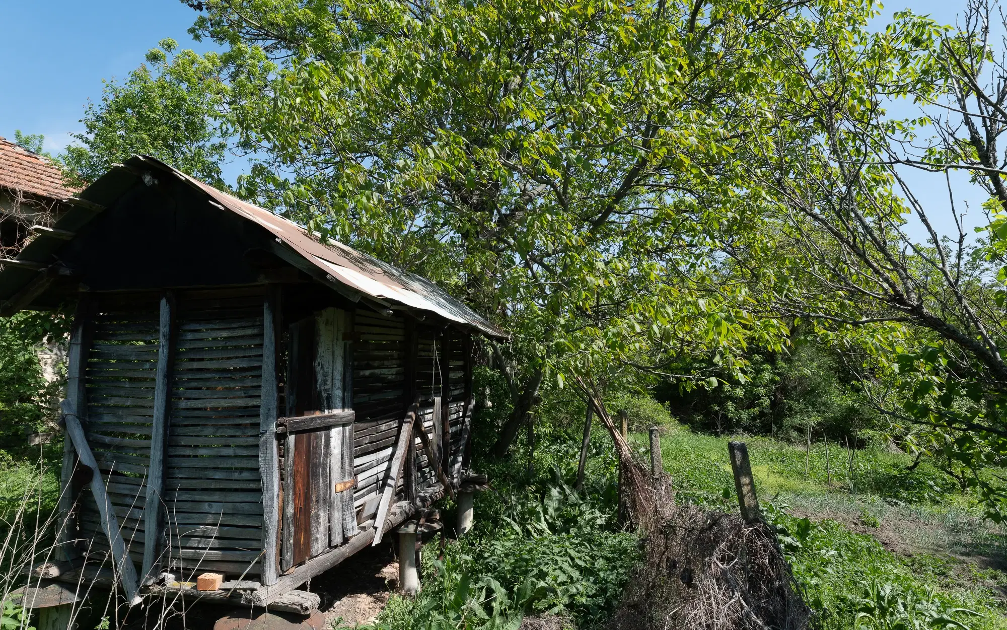 Huis met 2 verdiepingen, 2.000 m2 grond en bijgebouwen in Perilovets - Bulgarije