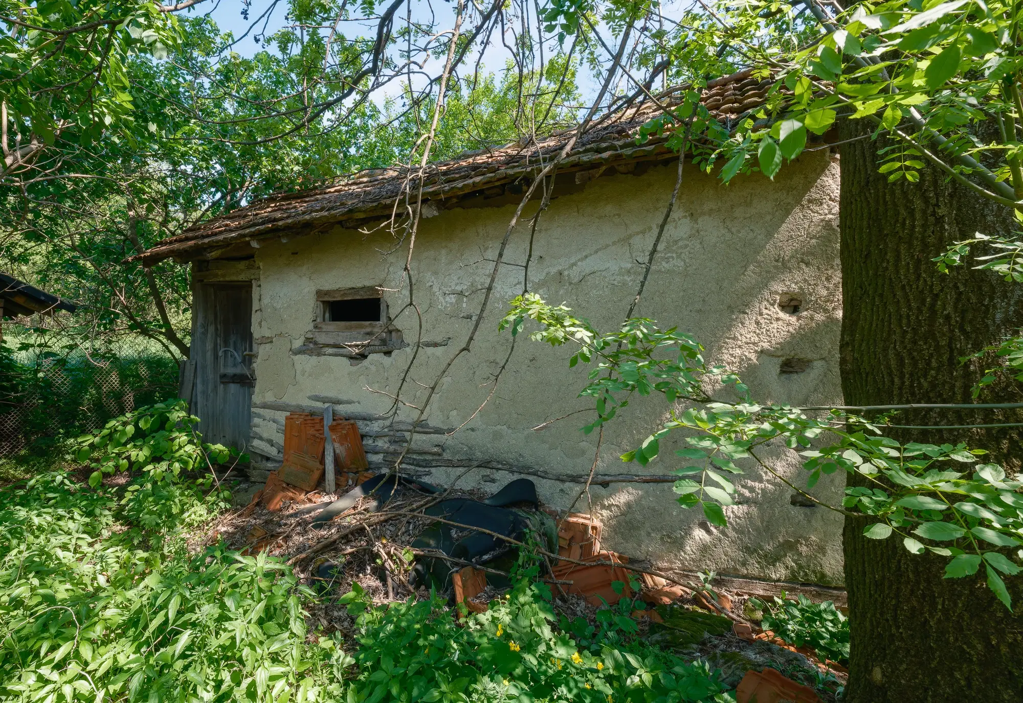 Huis met 2 verdiepingen, 2.000 m2 grond en bijgebouwen in Perilovets - Bulgarije