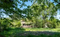 Huis met 2 verdiepingen, 2.000 m2 grond en bijgebouwen in Perilovets - Bulgarije