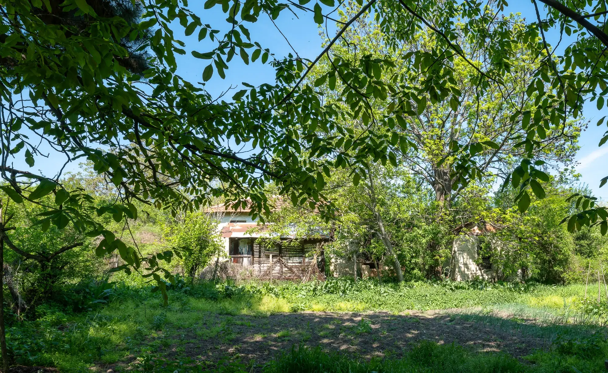 Huis met 2 verdiepingen, 2.000 m2 grond en bijgebouwen in Perilovets - Bulgarije