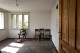 Huis met 2 verdiepingen, 2.000 m2 grond en bijgebouwen in Perilovets - Bulgarije