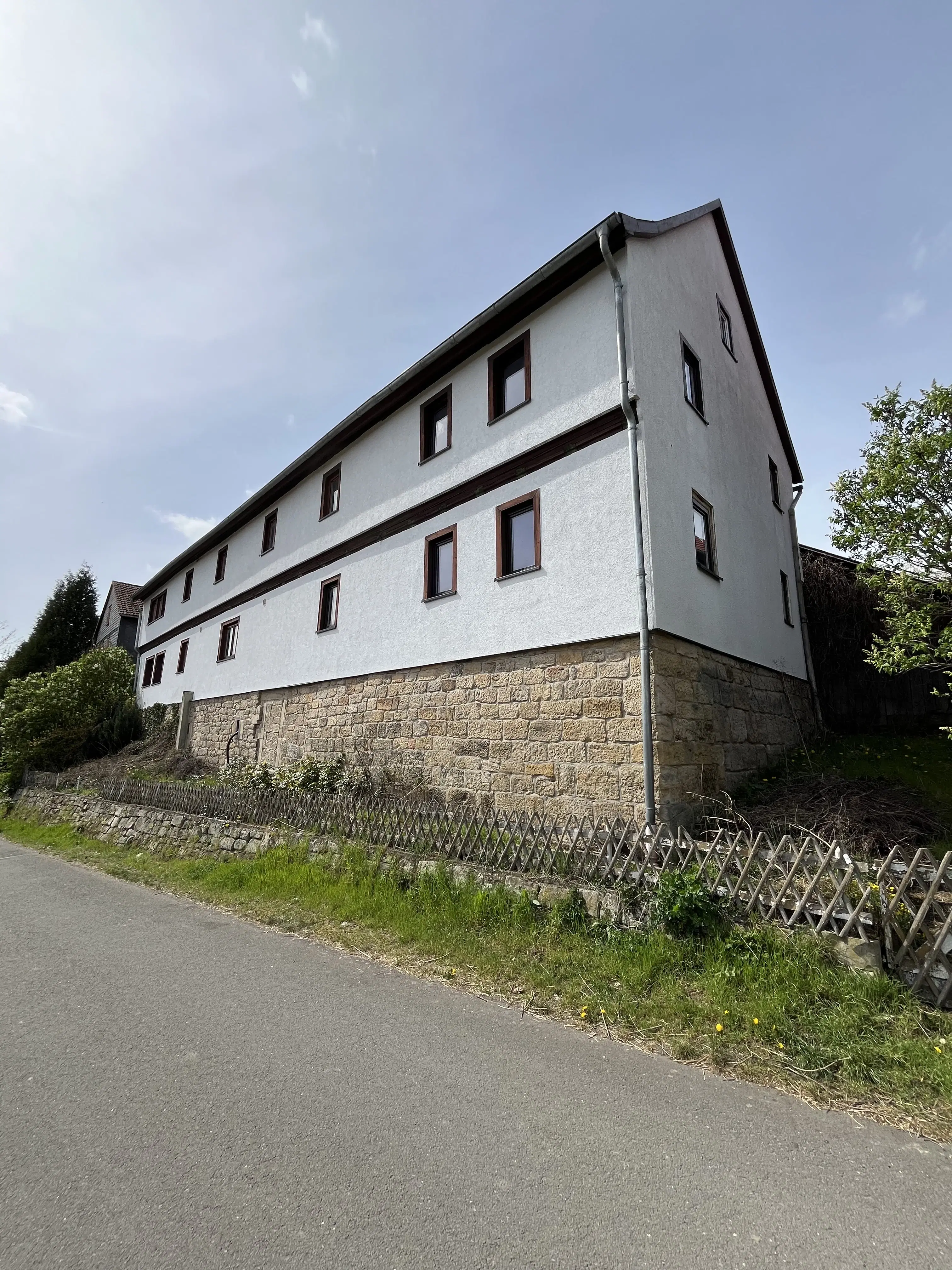 Driezijdig gebouw met binnenhof en commerciële mogelheden in Arnstadt - Duitsland