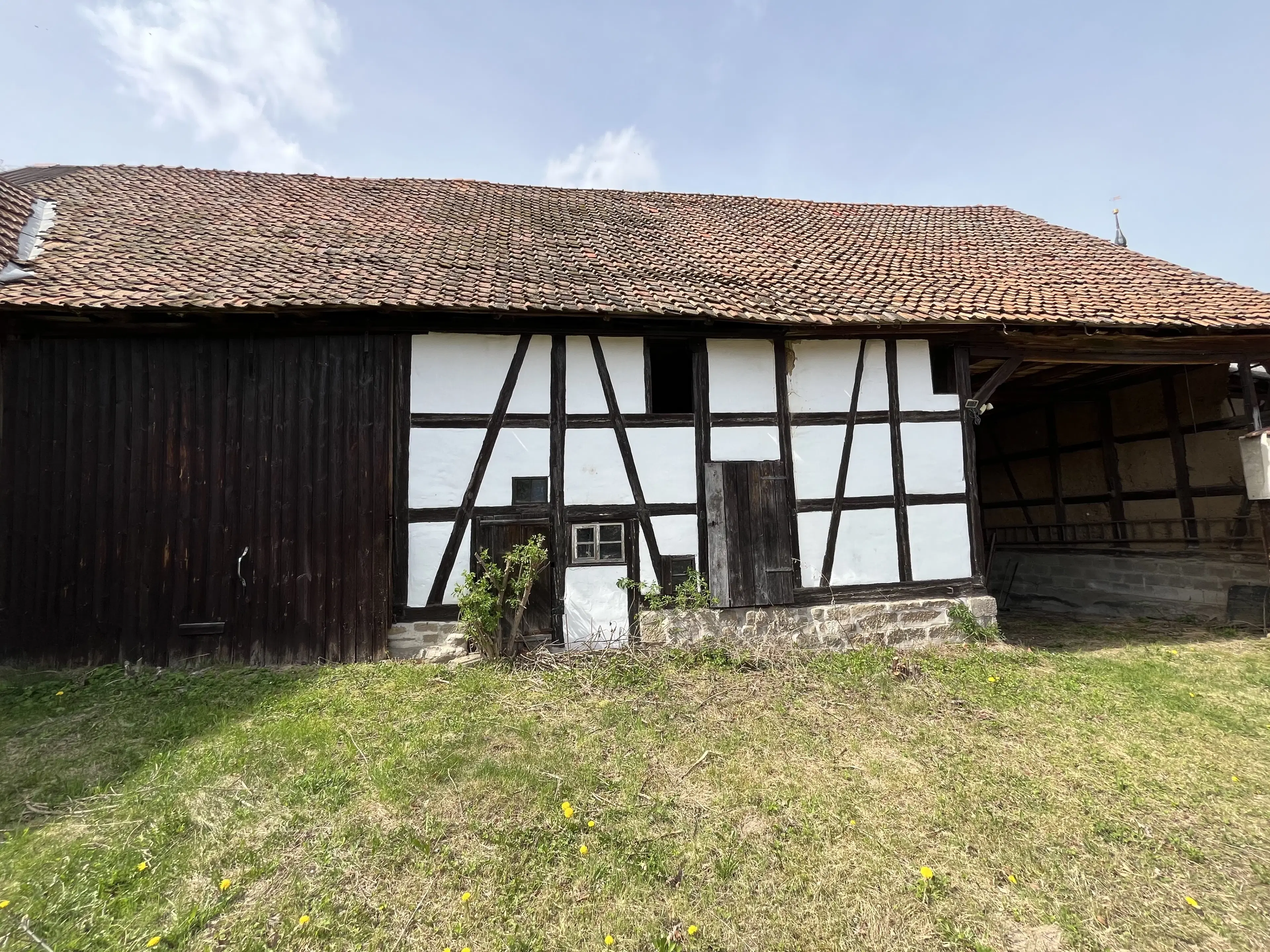 Driezijdig gebouw met binnenhof en commerciële mogelheden in Arnstadt - Duitsland