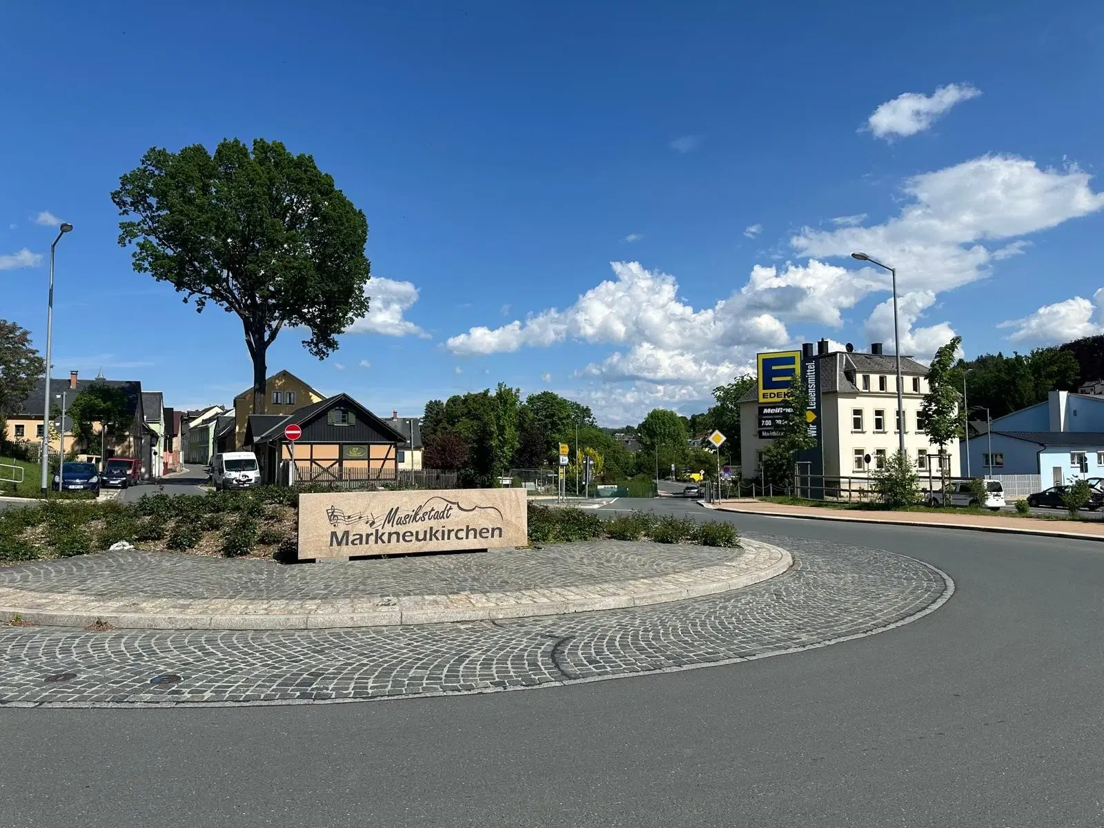 12 appartementen, perceel 43804 m², huursom € 49.280,= in Markneukirchen - Duitsland