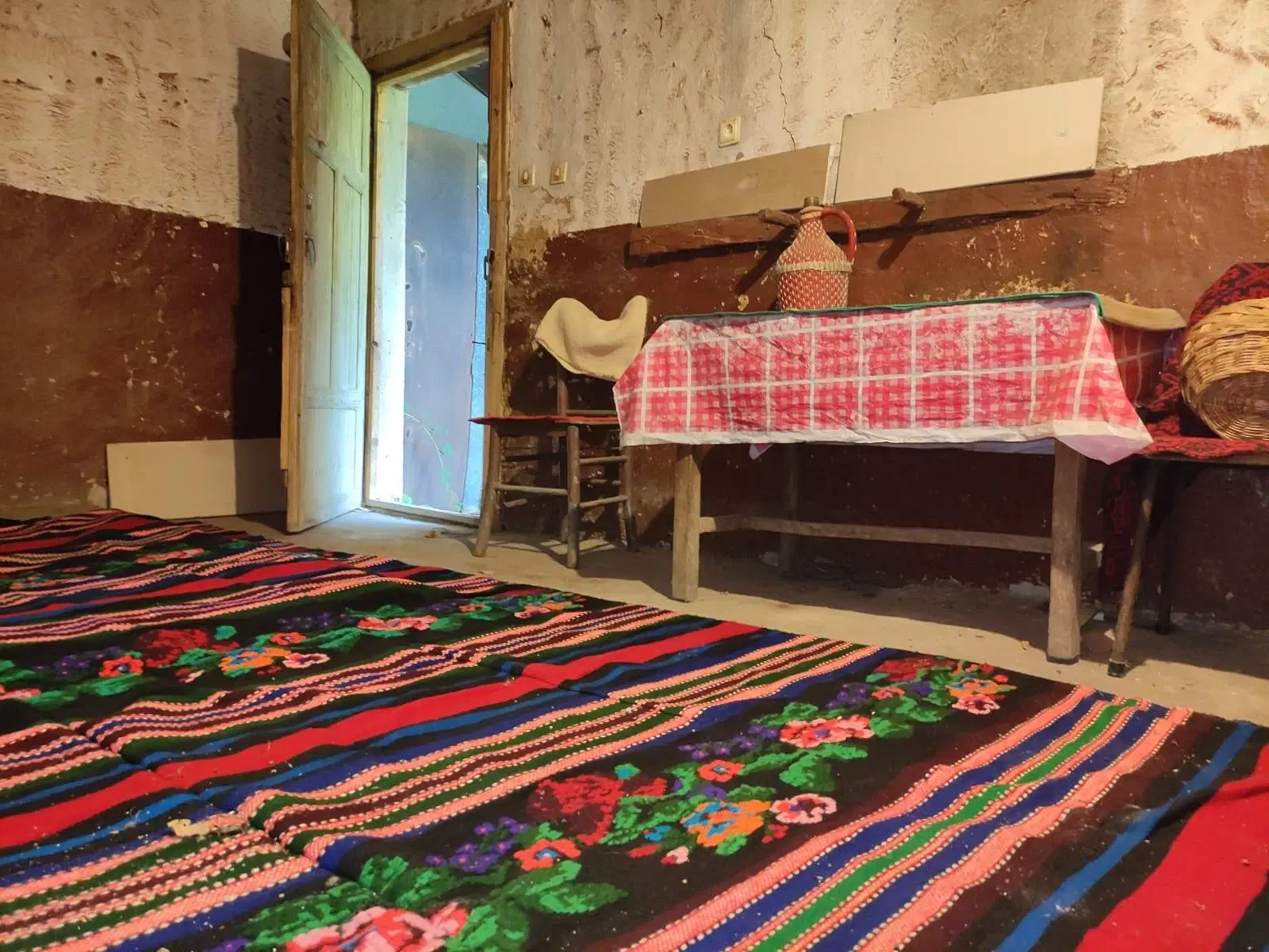 1.011 m² grond met een klassiek Balkanhuis en bijgebouw in Izvor Mahala - Bulgarije