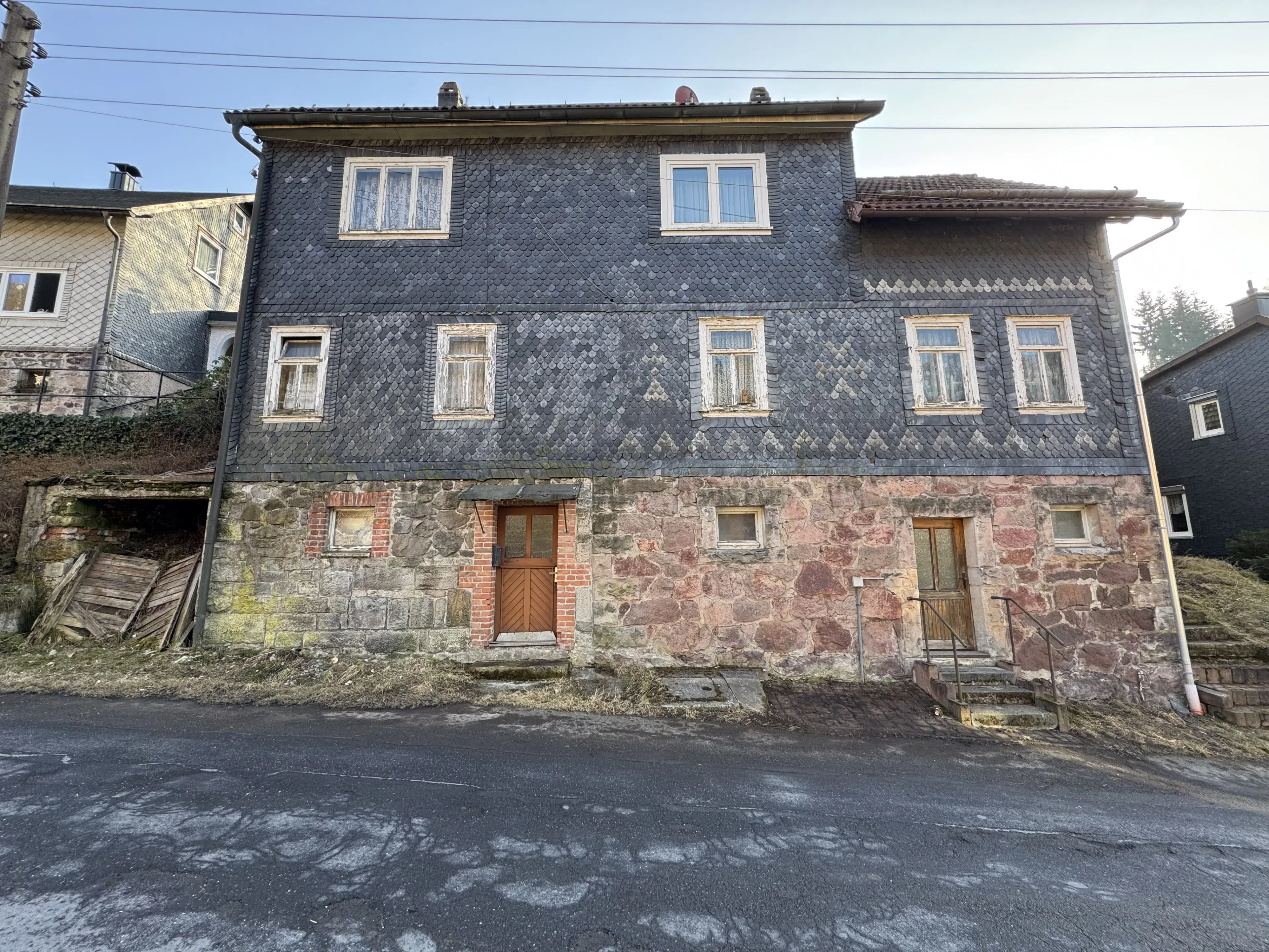 Vrijstaand gebouw in het heuvelachtige Schleusegrund, Duitsland