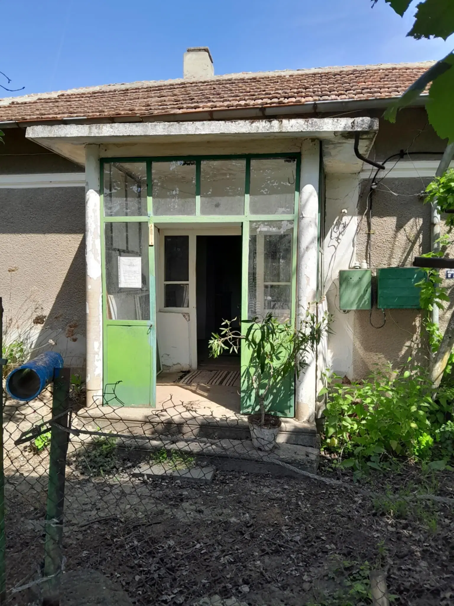 2 huizen op 2.480 m² land en bijgebouwen in Rakovitsa, Vidin - Bulgarije
