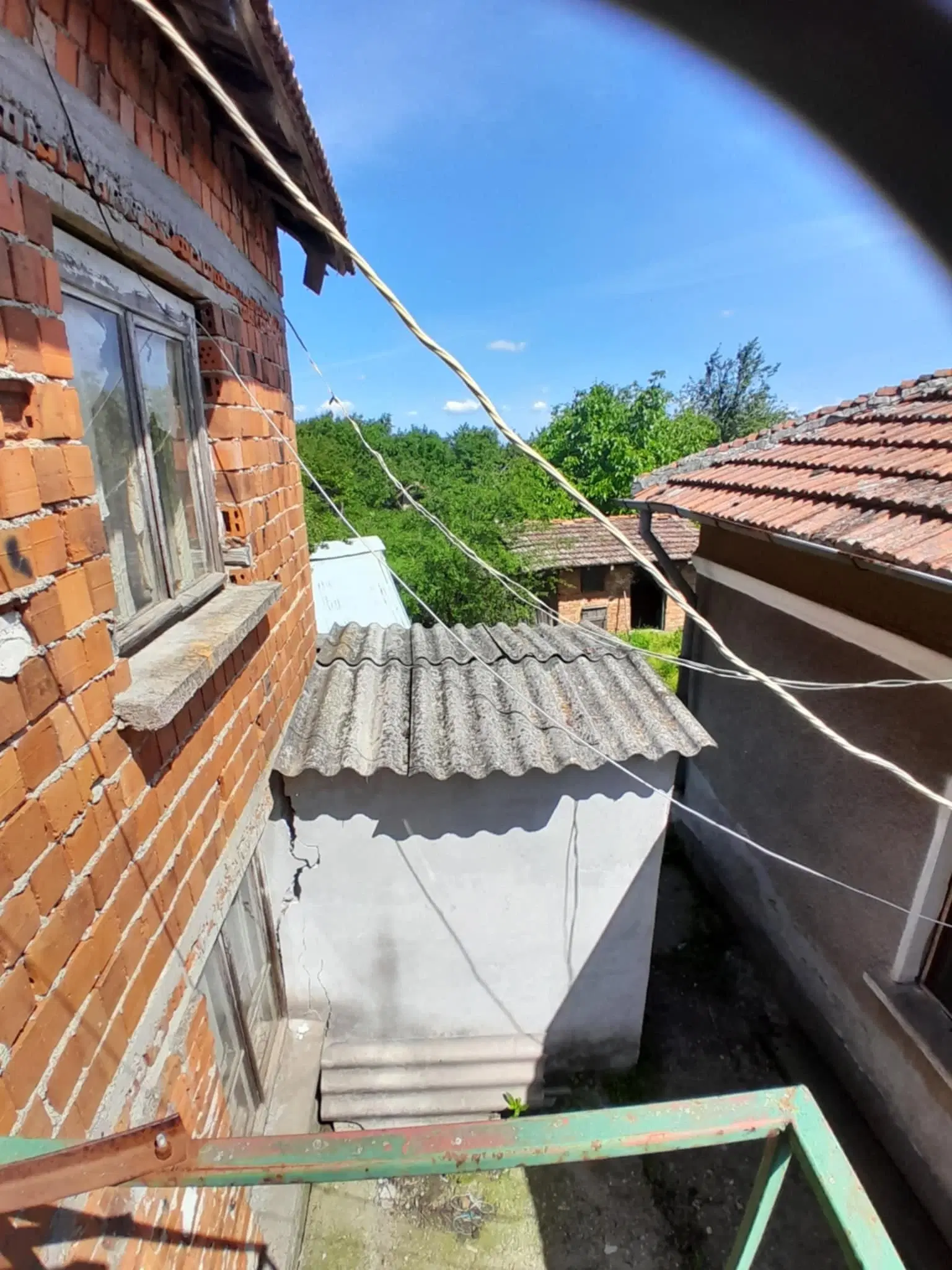 2 huizen op 2.480 m² land en bijgebouwen in Rakovitsa, Vidin - Bulgarije