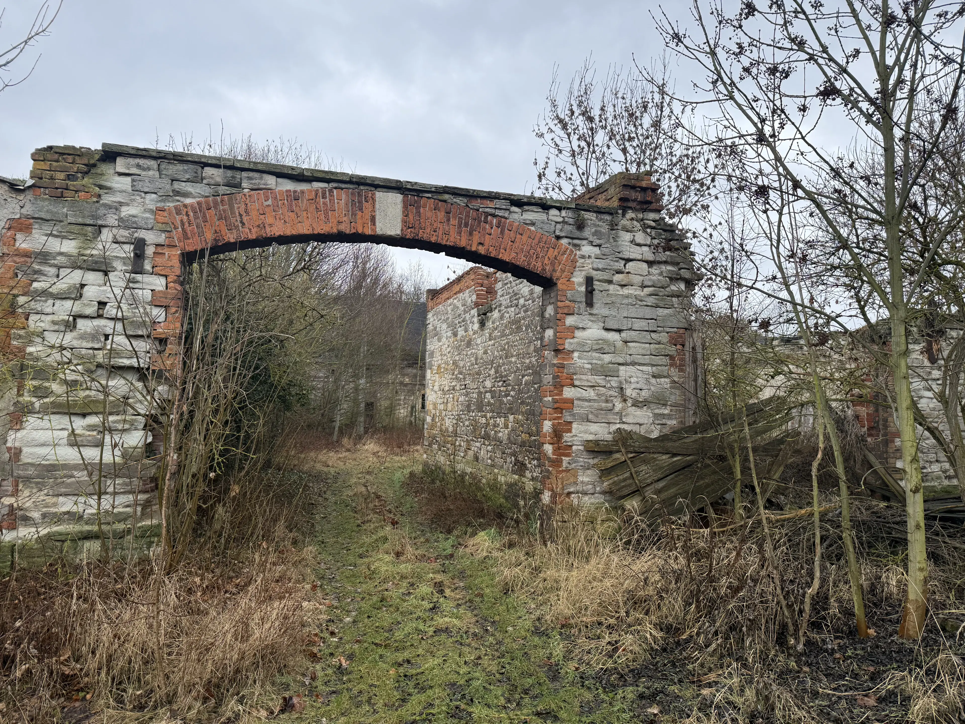 Karakteristieke toren en bebouwing op perceel van 1.377 m² nabij Klobikau, Halle - Duitsland