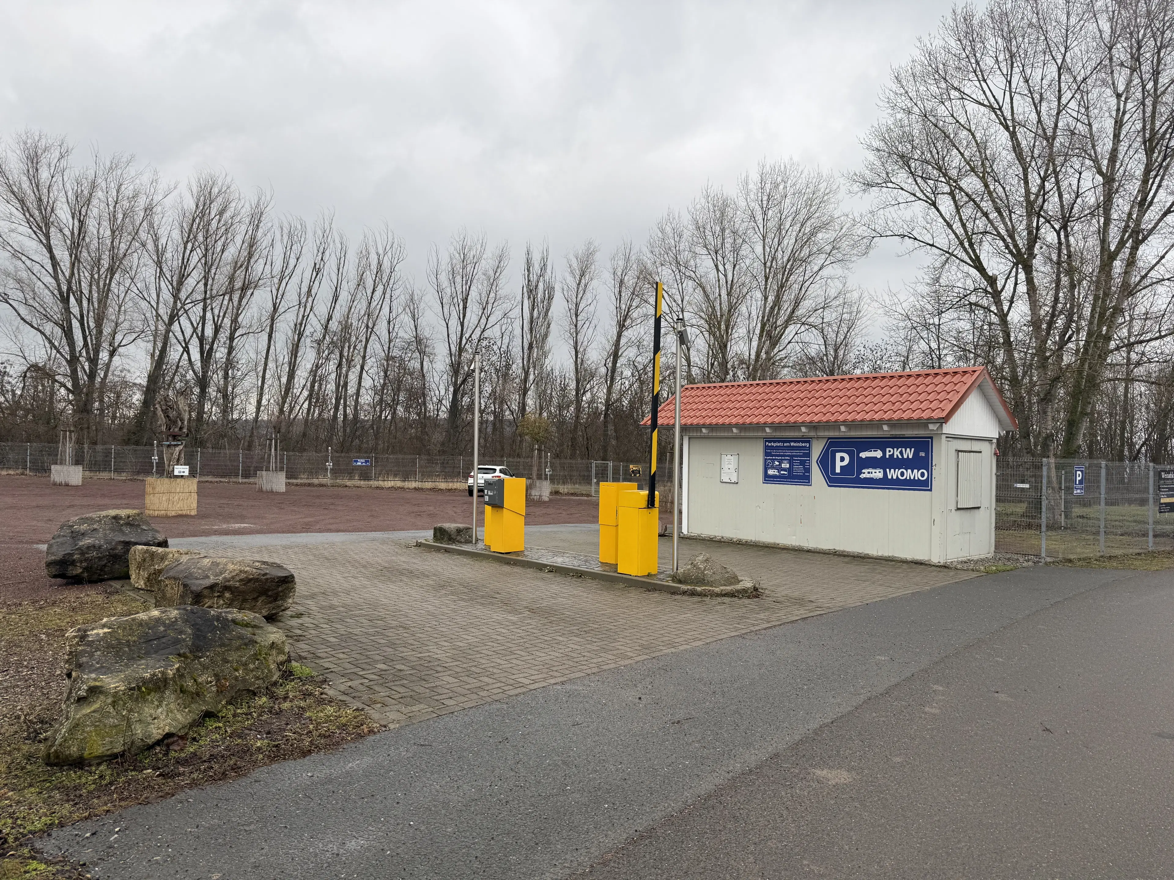 Karakteristieke toren en bebouwing op perceel van 1.377 m² nabij Klobikau, Halle - Duitsland