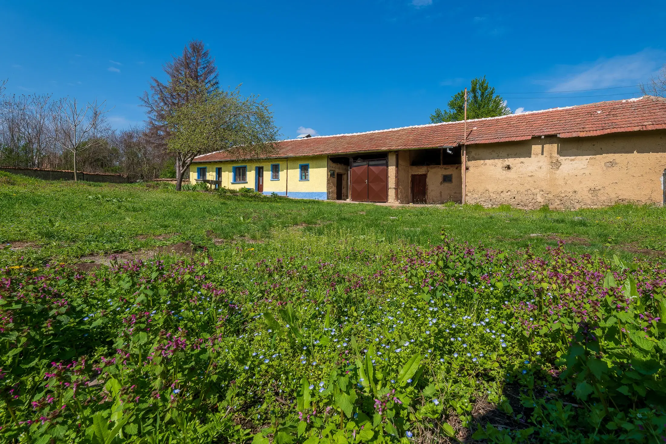 Perceel van 2.090 m² + Gezinswoning + Bijgebouwen - Karaisen, Veliko Tarnovo - Bulgarije