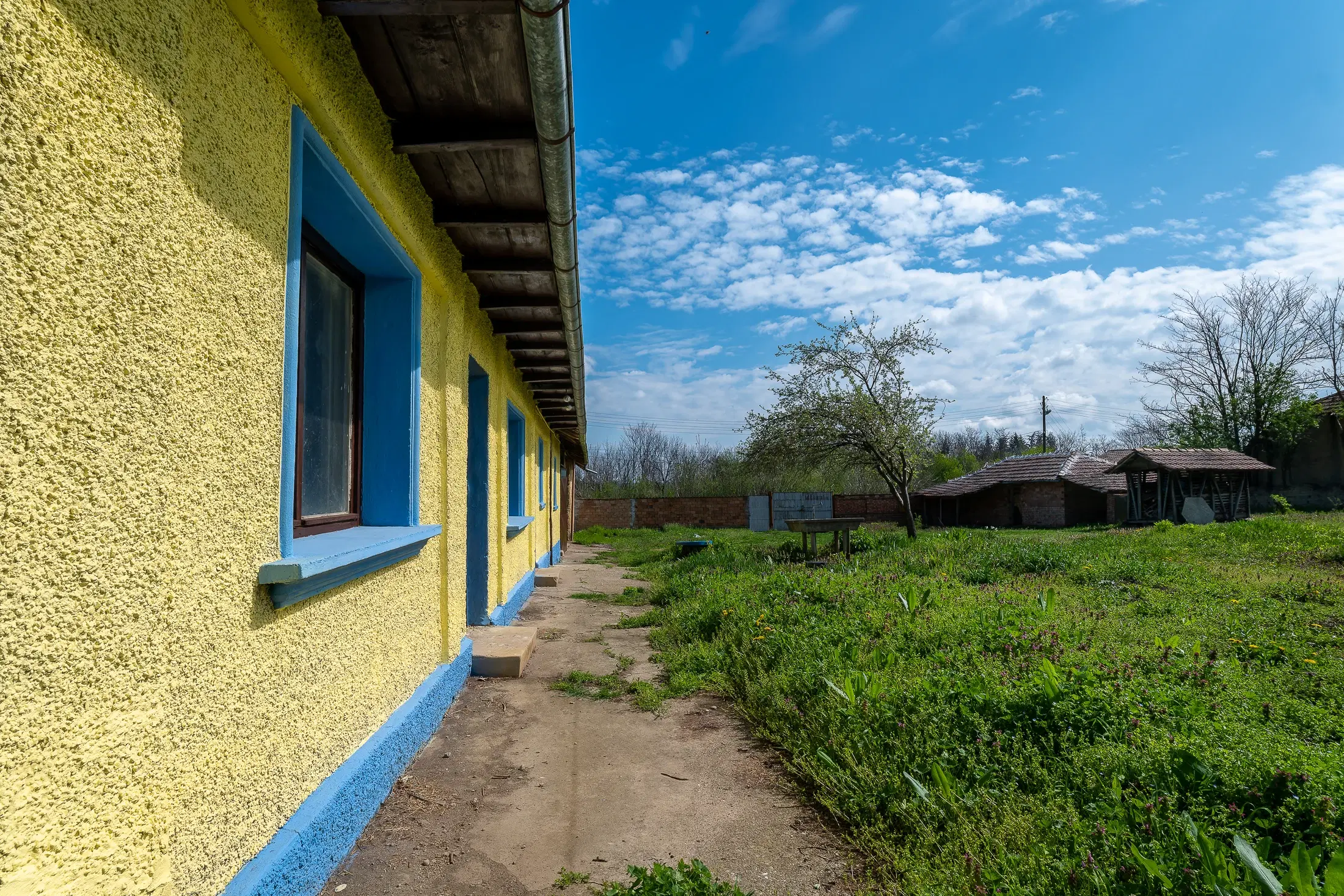 Perceel van 2.090 m² + Gezinswoning + Bijgebouwen - Karaisen, Veliko Tarnovo - Bulgarije