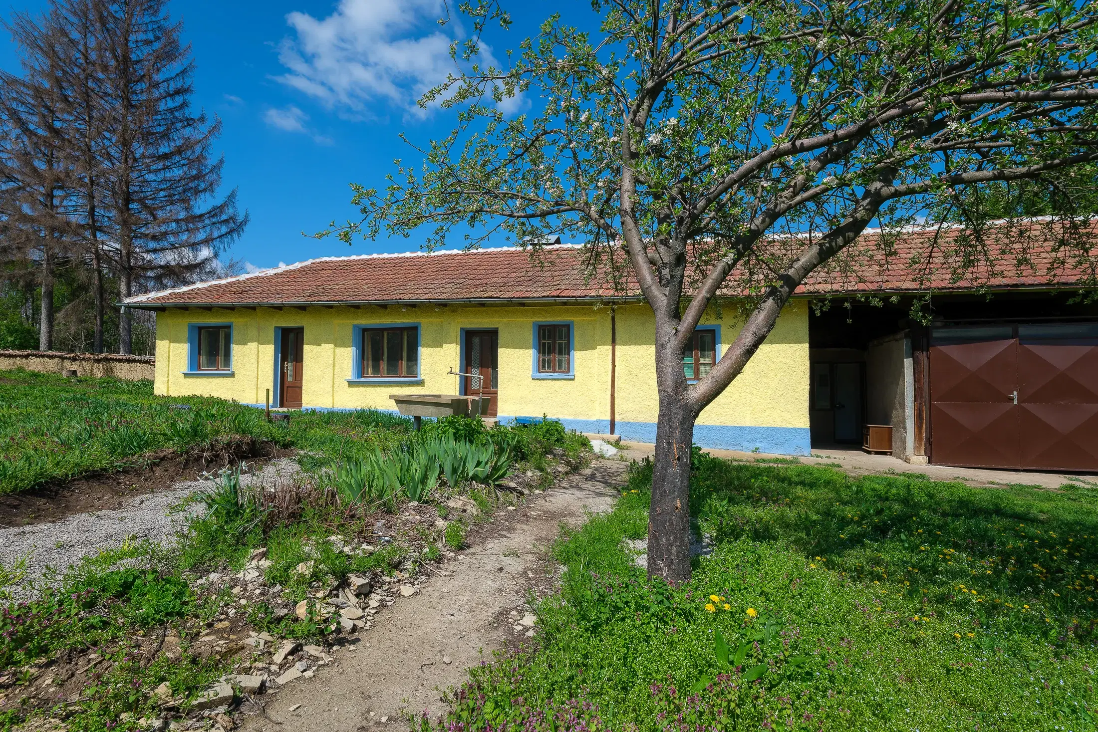 Perceel van 2.090 m² + Gezinswoning + Bijgebouwen - Karaisen, Veliko Tarnovo - Bulgarije
