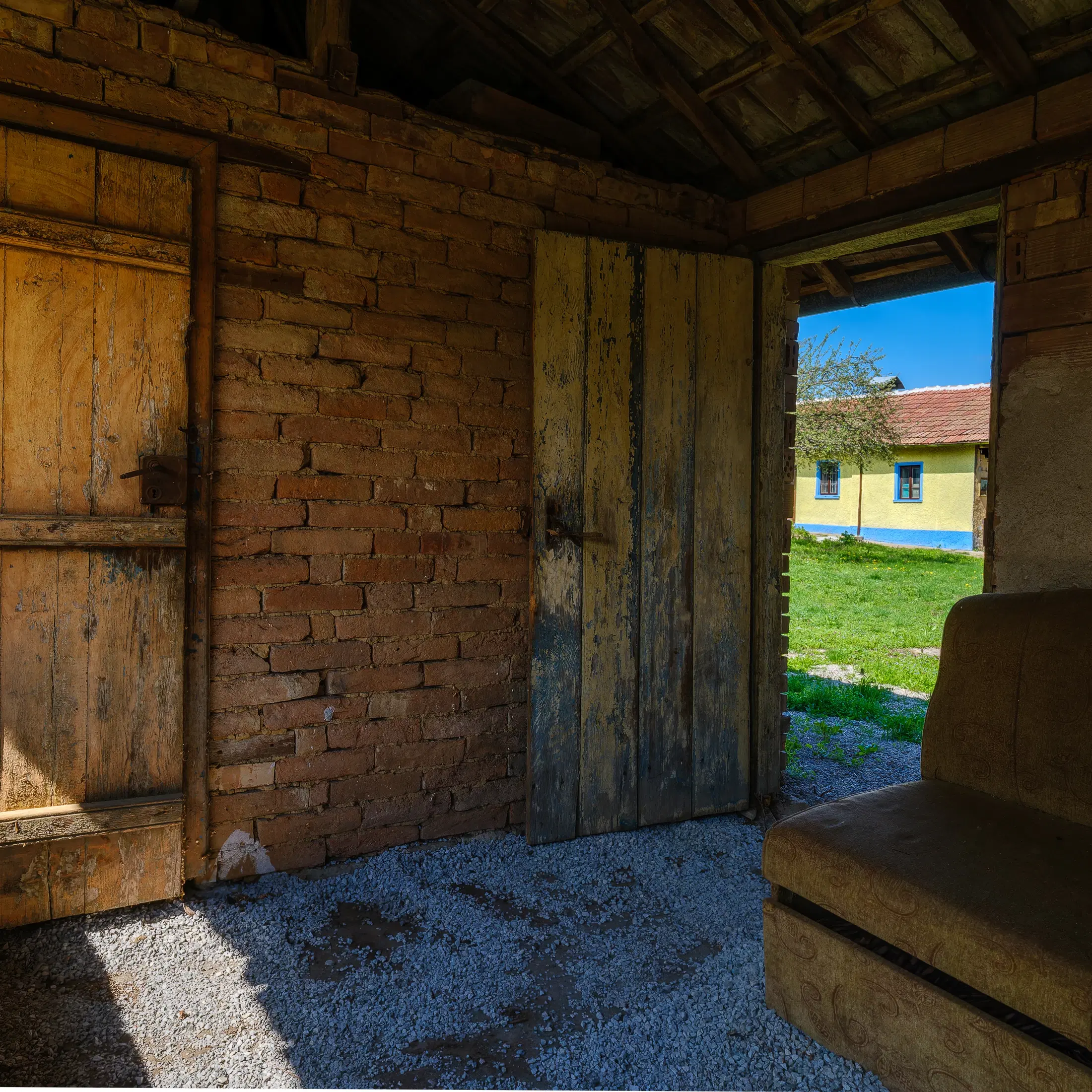 Perceel van 2.090 m² + Gezinswoning + Bijgebouwen - Karaisen, Veliko Tarnovo - Bulgarije