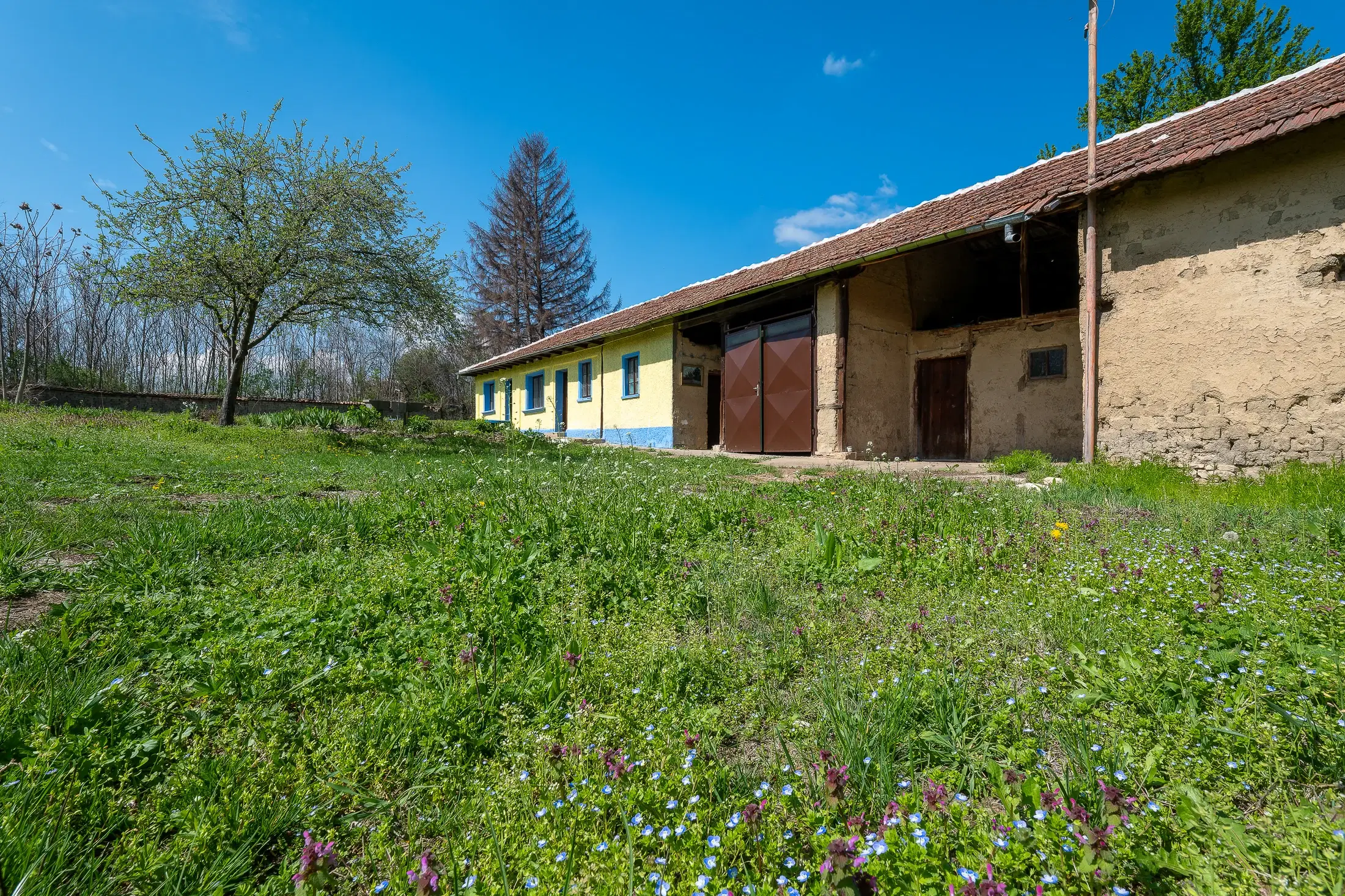 Perceel van 2.090 m² + Gezinswoning + Bijgebouwen - Karaisen, Veliko Tarnovo - Bulgarije
