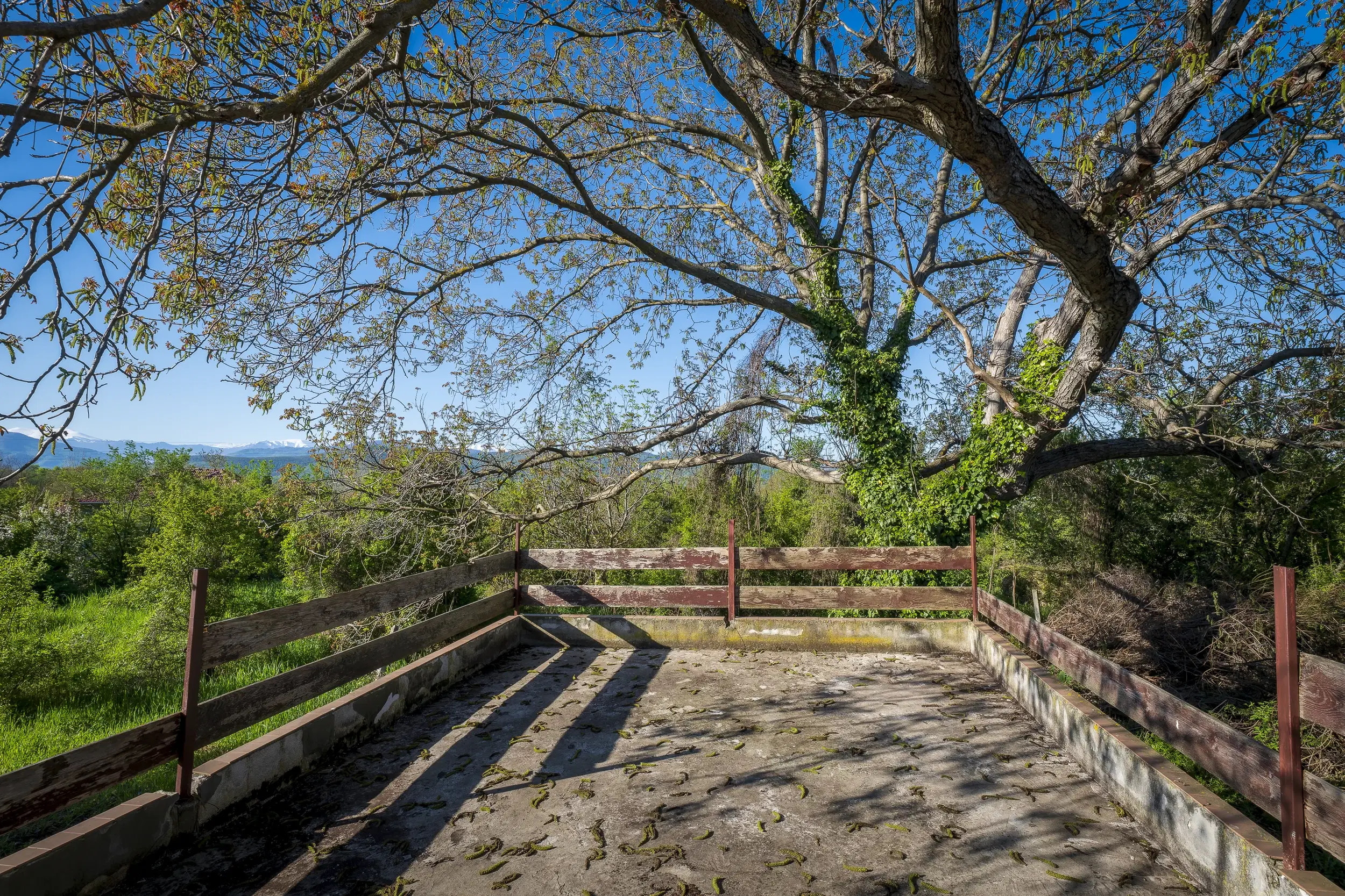 Perceel van 1.364 m² met gezinswoning en bijgebouwen in Damyanovo, Gabrovo - Bulgarije