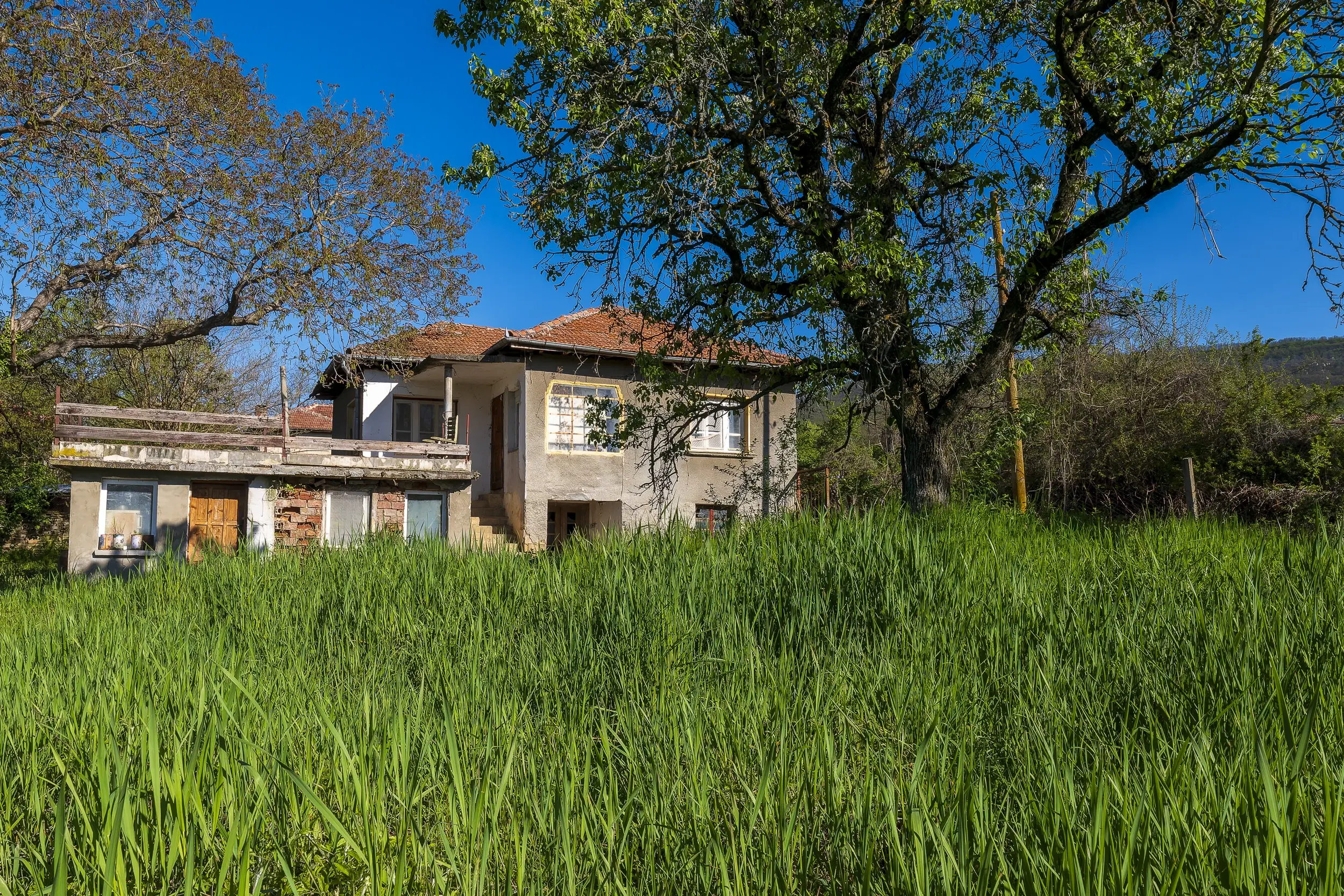 Perceel van 1.364 m² met gezinswoning en bijgebouwen in Damyanovo, Gabrovo - Bulgarije