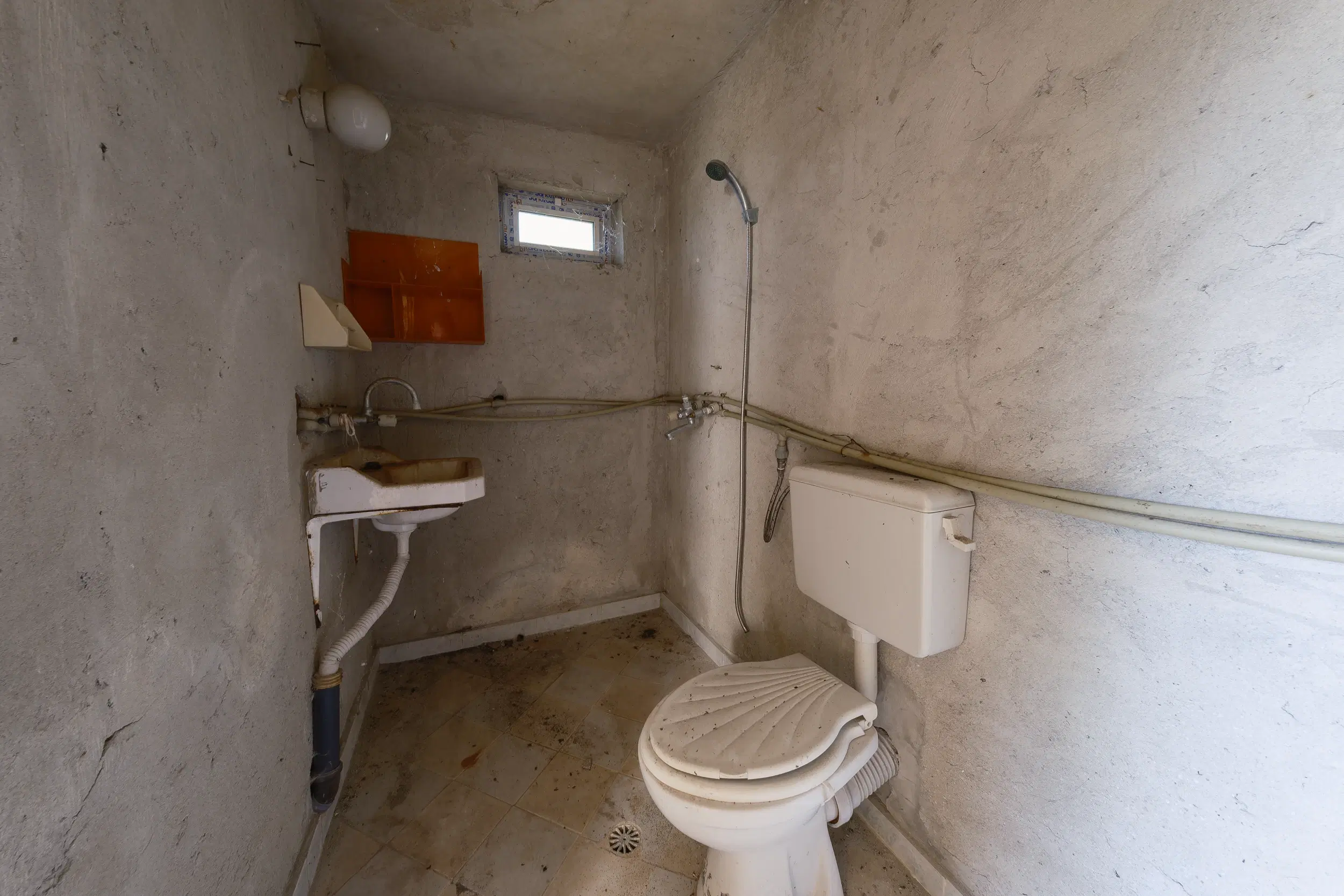 Perceel van 1.364 m² met gezinswoning en bijgebouwen in Damyanovo, Gabrovo - Bulgarije