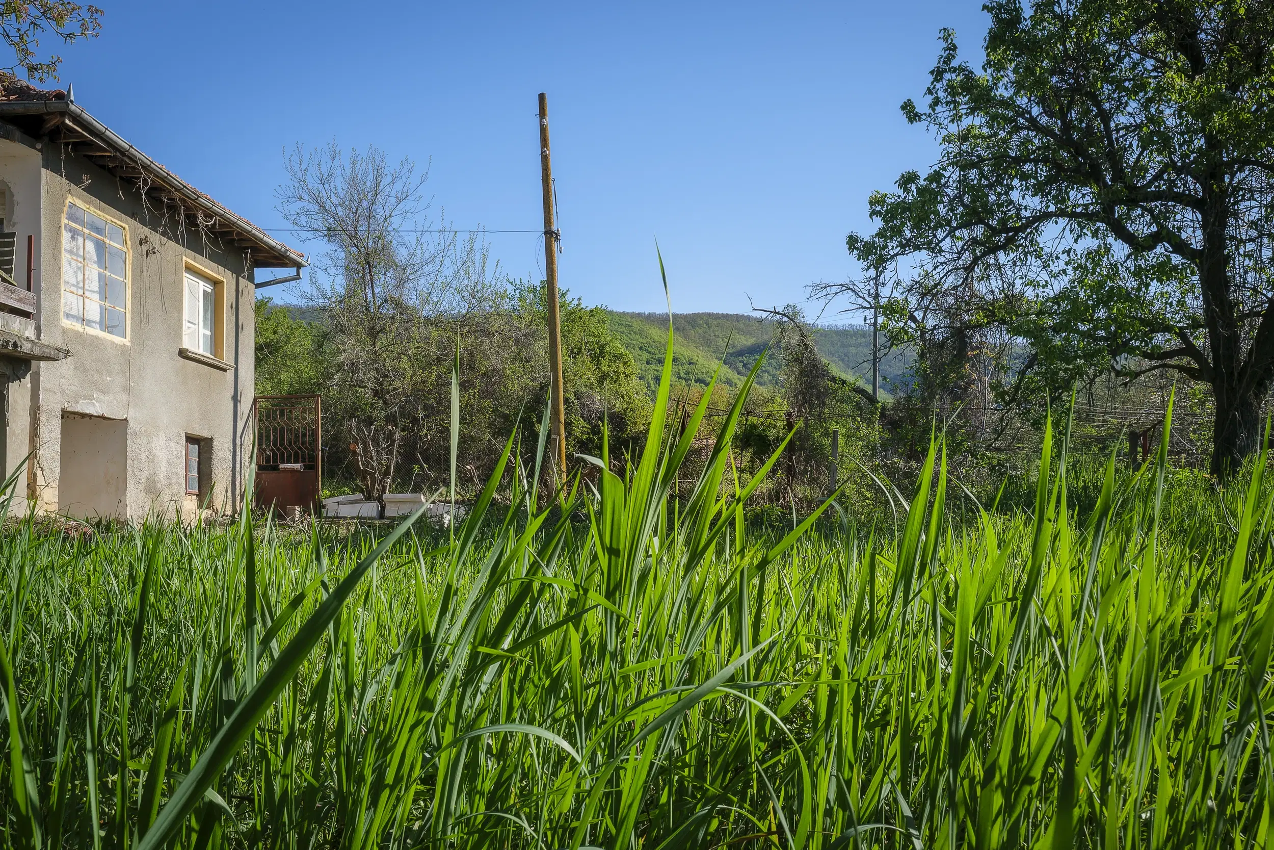Perceel van 1.364 m² met gezinswoning en bijgebouwen in Damyanovo, Gabrovo - Bulgarije