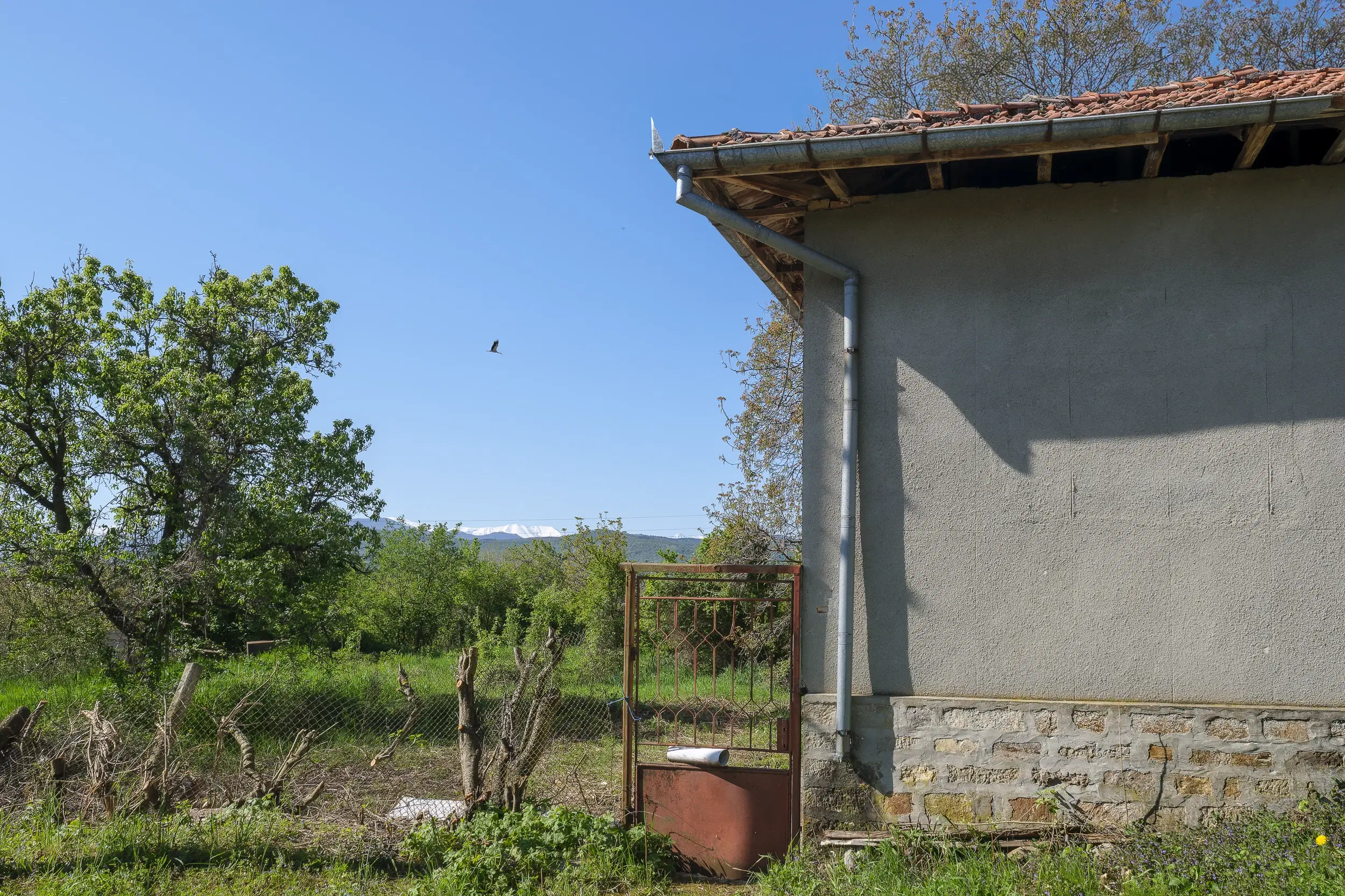 Perceel van 1.364 m² met gezinswoning en bijgebouwen in Damyanovo, Gabrovo - Bulgarije