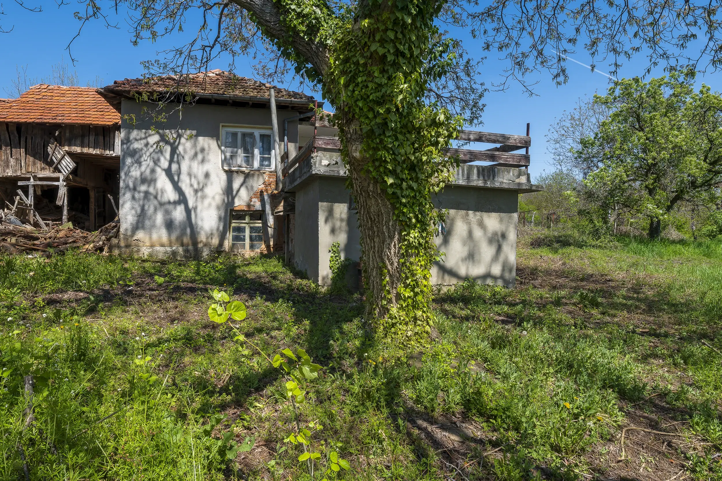 Perceel van 1.364 m² met gezinswoning en bijgebouwen in Damyanovo, Gabrovo - Bulgarije