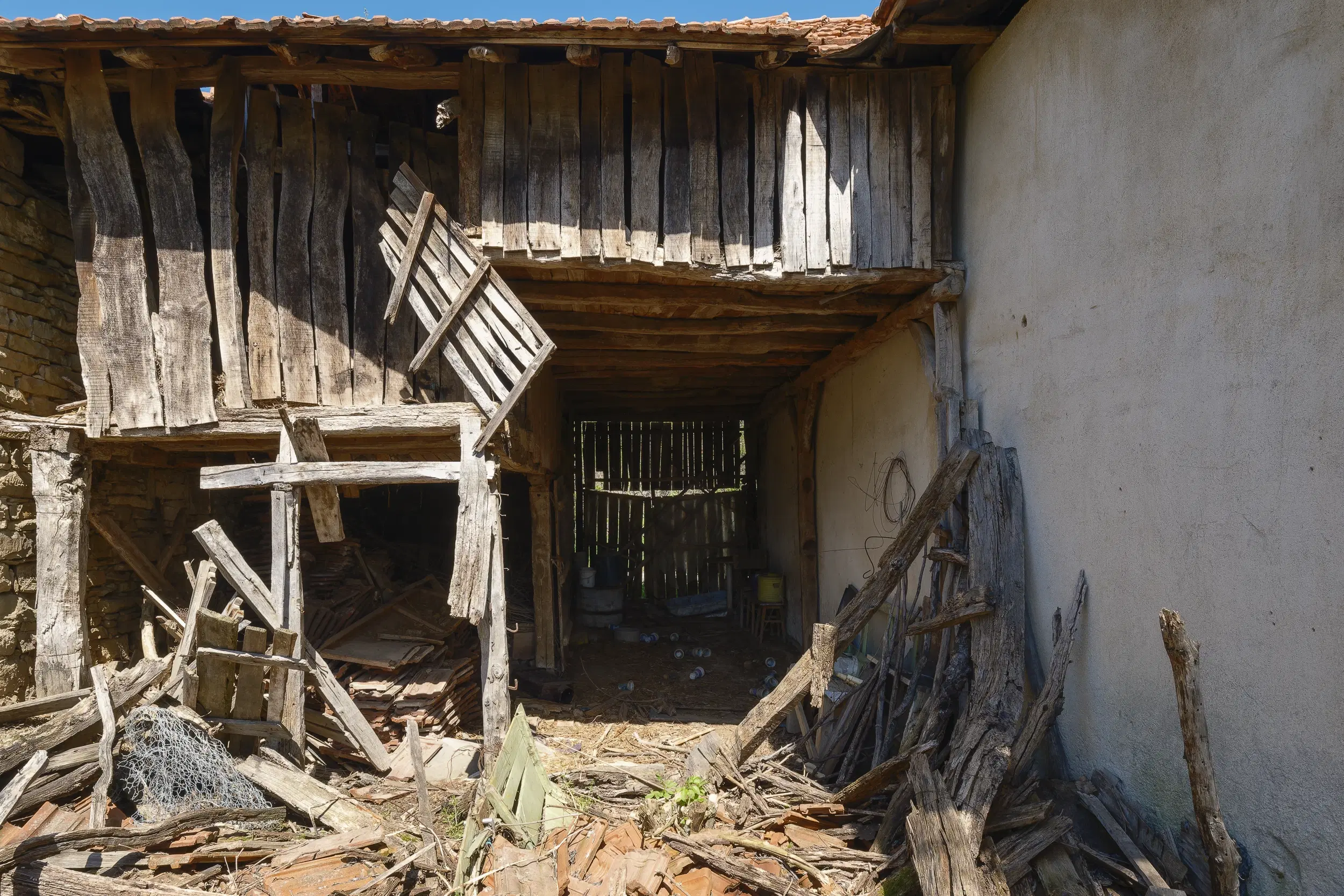 Perceel van 1.364 m² met gezinswoning en bijgebouwen in Damyanovo, Gabrovo - Bulgarije
