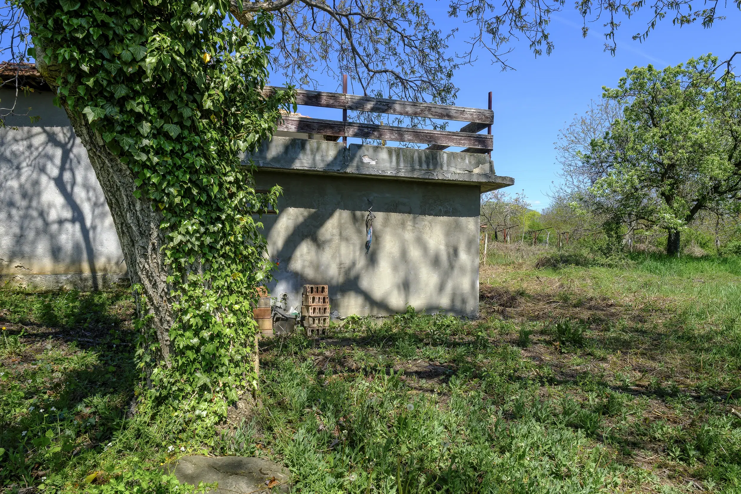 Perceel van 1.364 m² met gezinswoning en bijgebouwen in Damyanovo, Gabrovo - Bulgarije