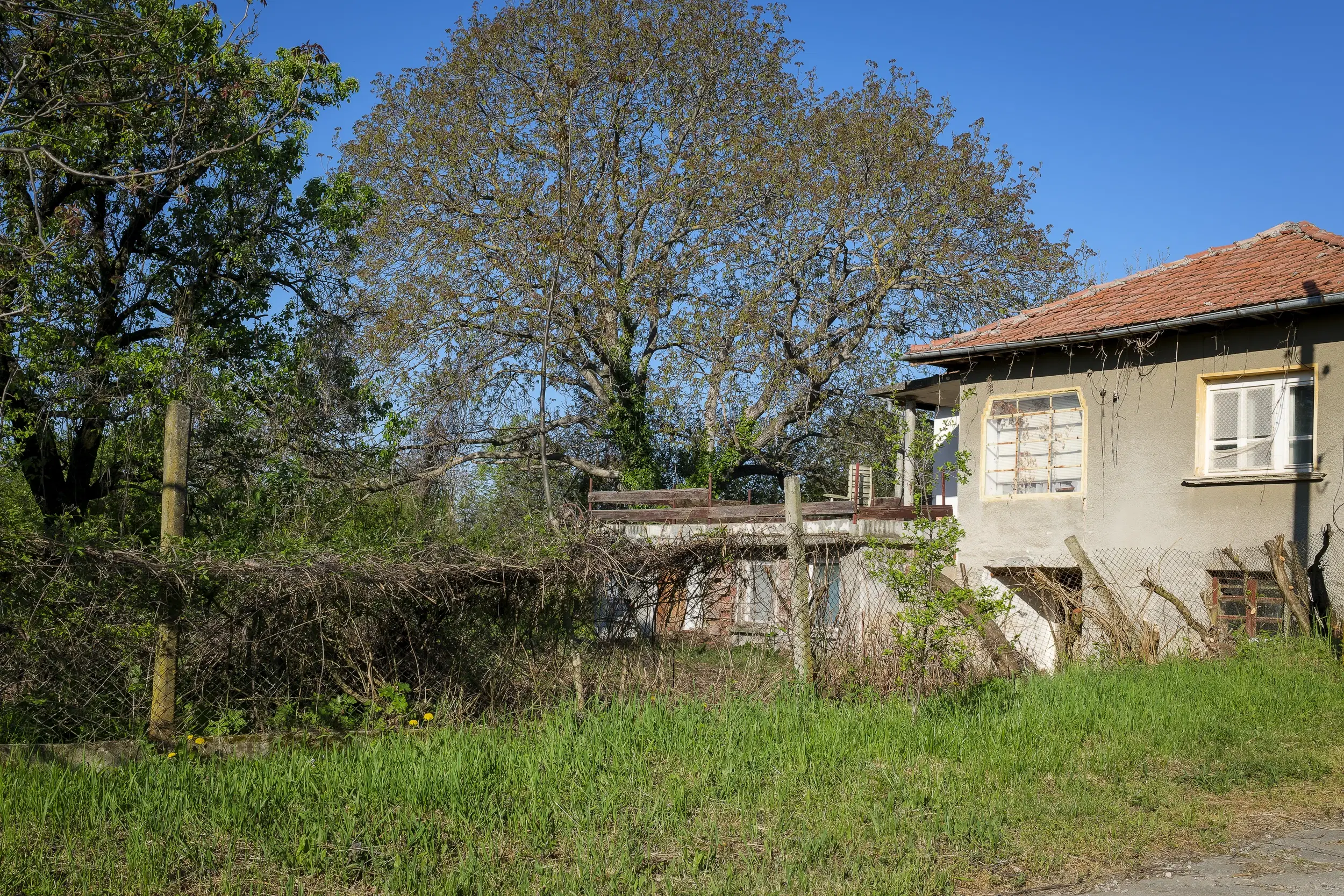 Perceel van 1.364 m² met gezinswoning en bijgebouwen in Damyanovo, Gabrovo - Bulgarije