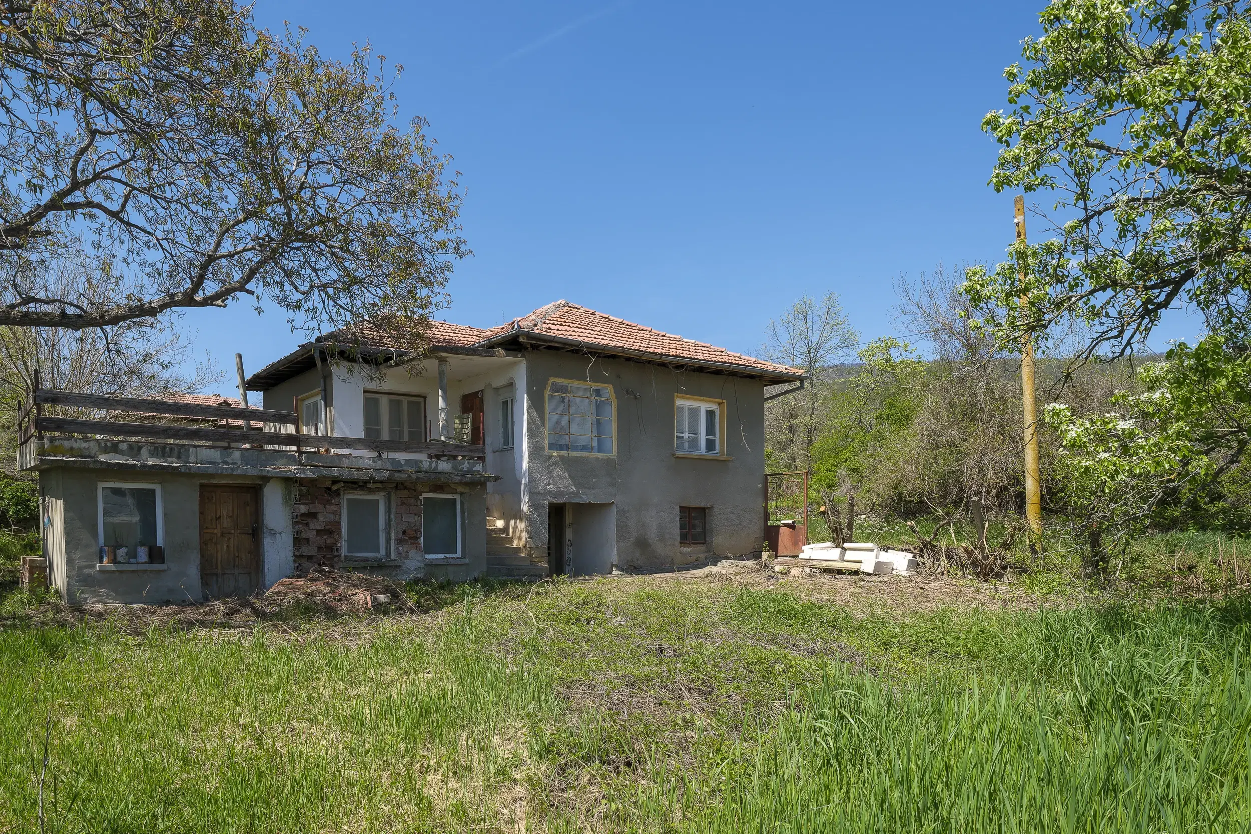 Perceel van 1.364 m² met gezinswoning en bijgebouwen in Damyanovo, Gabrovo - Bulgarije