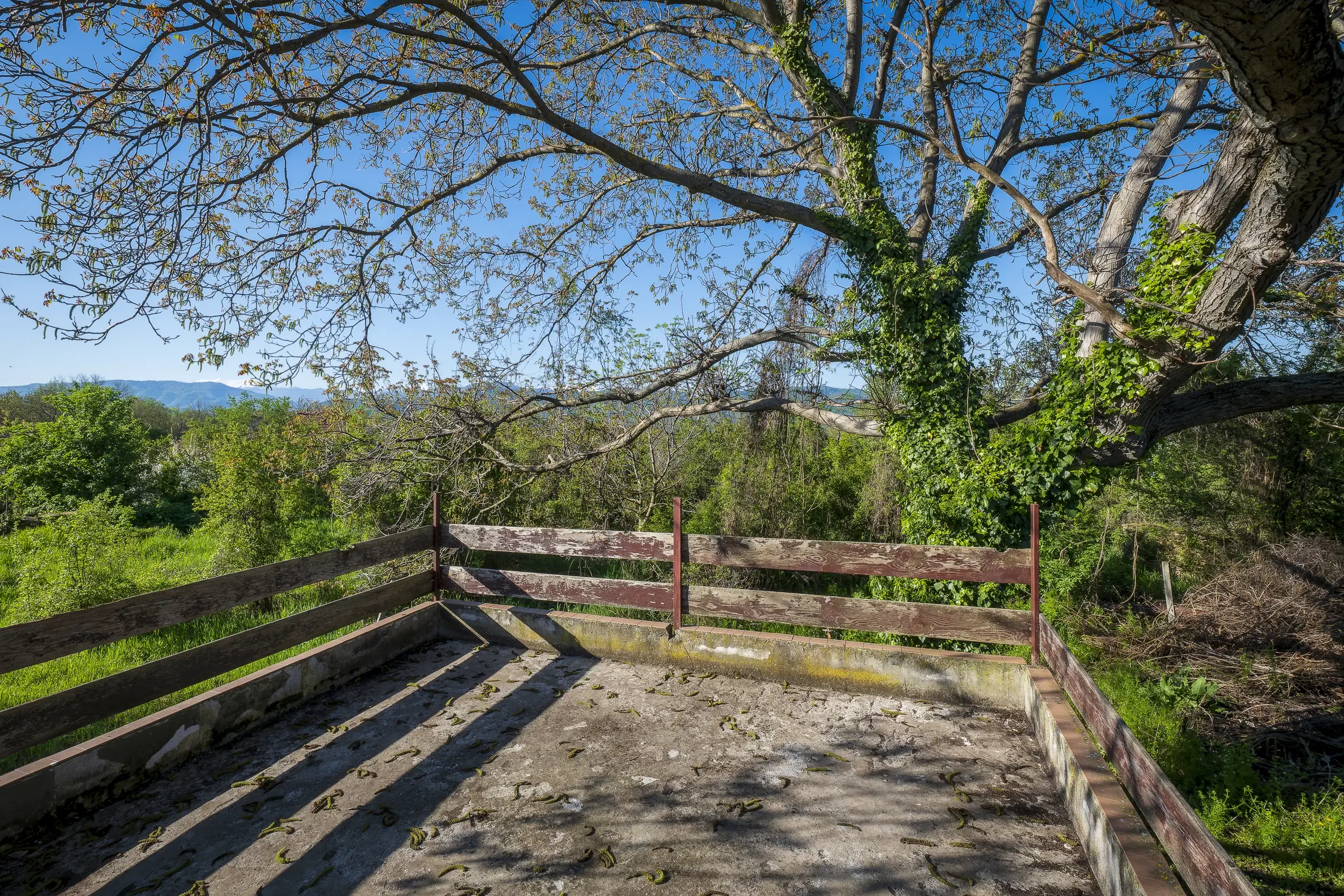 Perceel van 1.364 m² met gezinswoning en bijgebouwen in Damyanovo, Gabrovo - Bulgarije