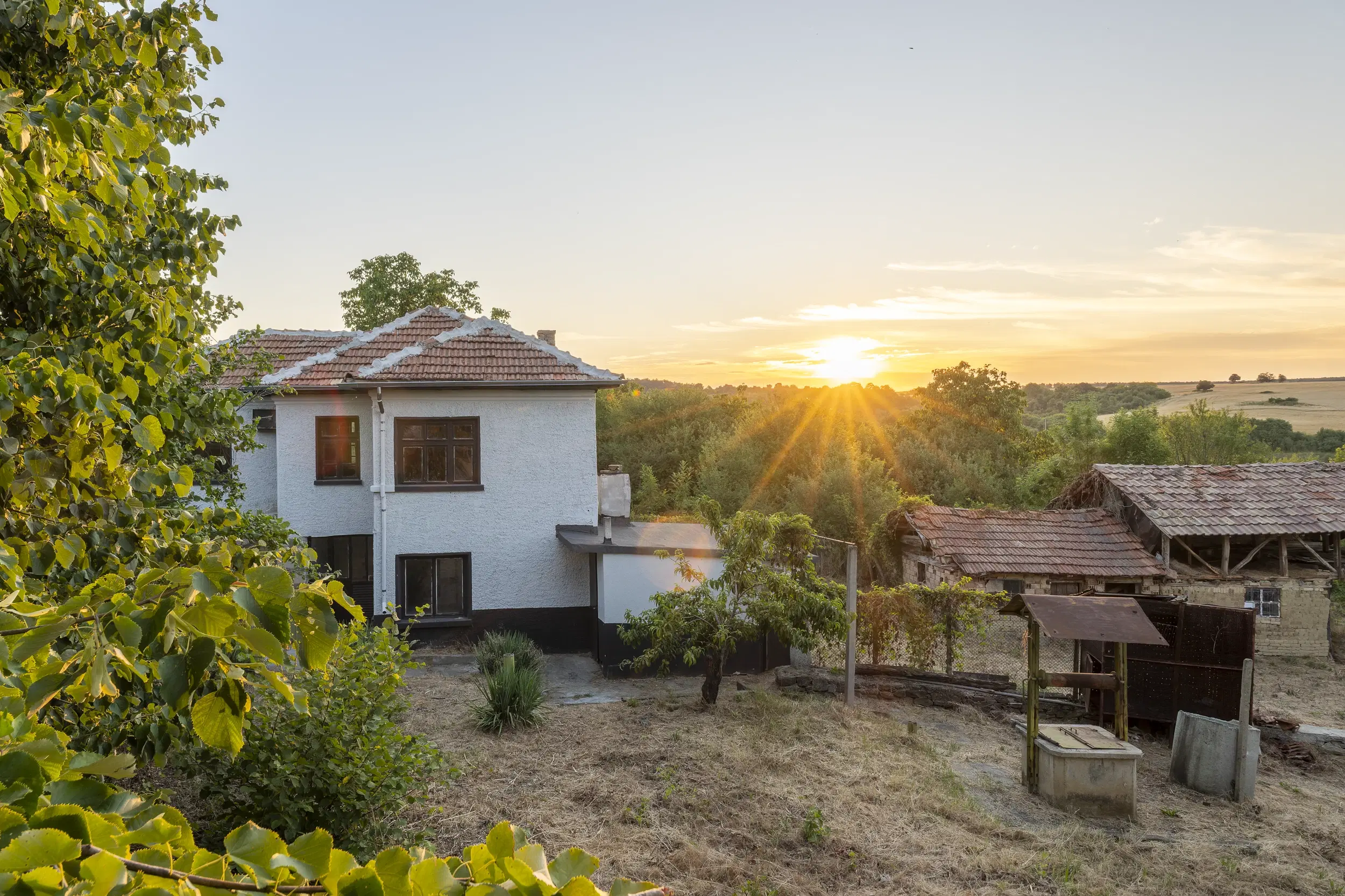 Perceel van 7.857 m² met 2-verdiepingen gezinswoning en bijgebouwen, met uitzicht nabij Veliko Tarnovo - Bulgarije
