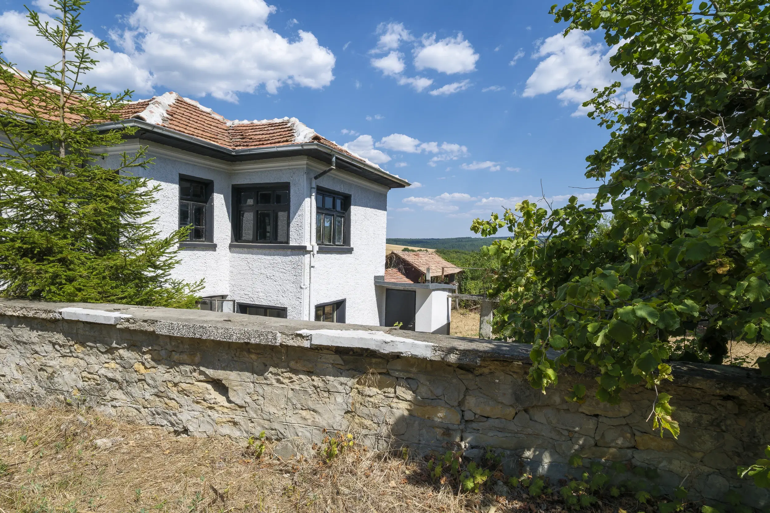 Perceel van 7.857 m² met 2-verdiepingen gezinswoning en bijgebouwen, met uitzicht nabij Veliko Tarnovo - Bulgarije