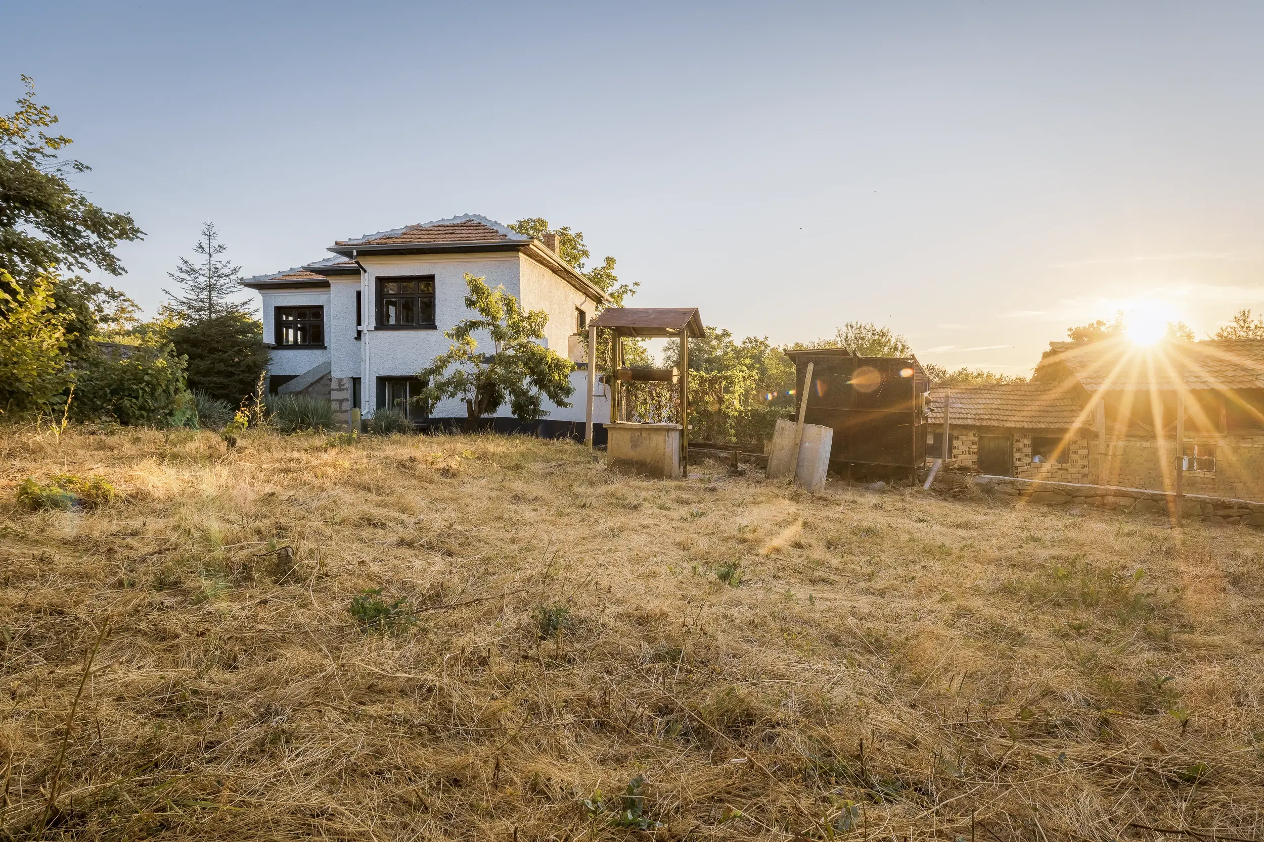 Perceel van 7.857 m² met 2-verdiepingen gezinswoning en bijgebouwen, met uitzicht nabij Veliko Tarnovo - Bulgarije