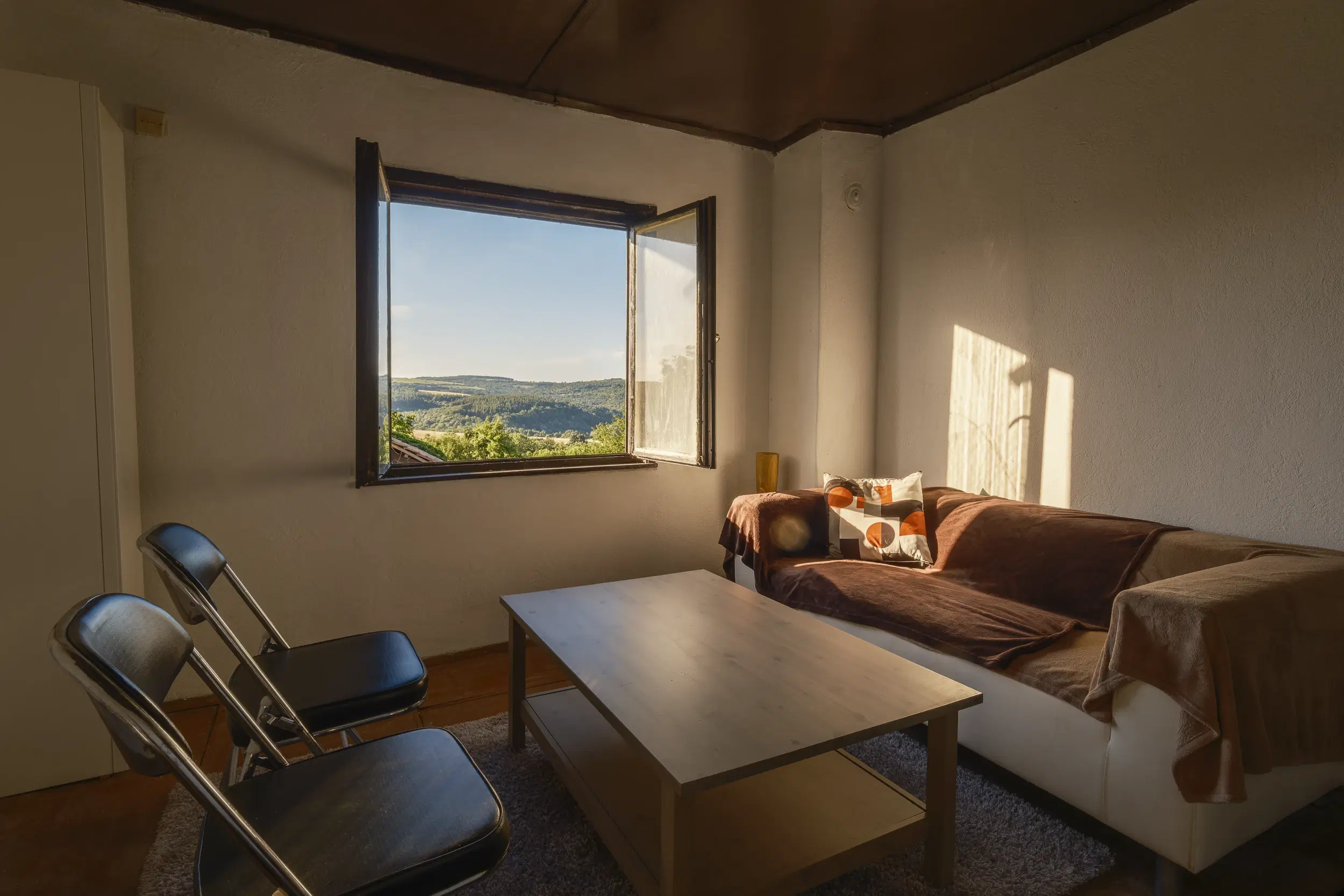 Perceel van 7.857 m² met 2-verdiepingen gezinswoning en bijgebouwen, met uitzicht nabij Veliko Tarnovo - Bulgarije
