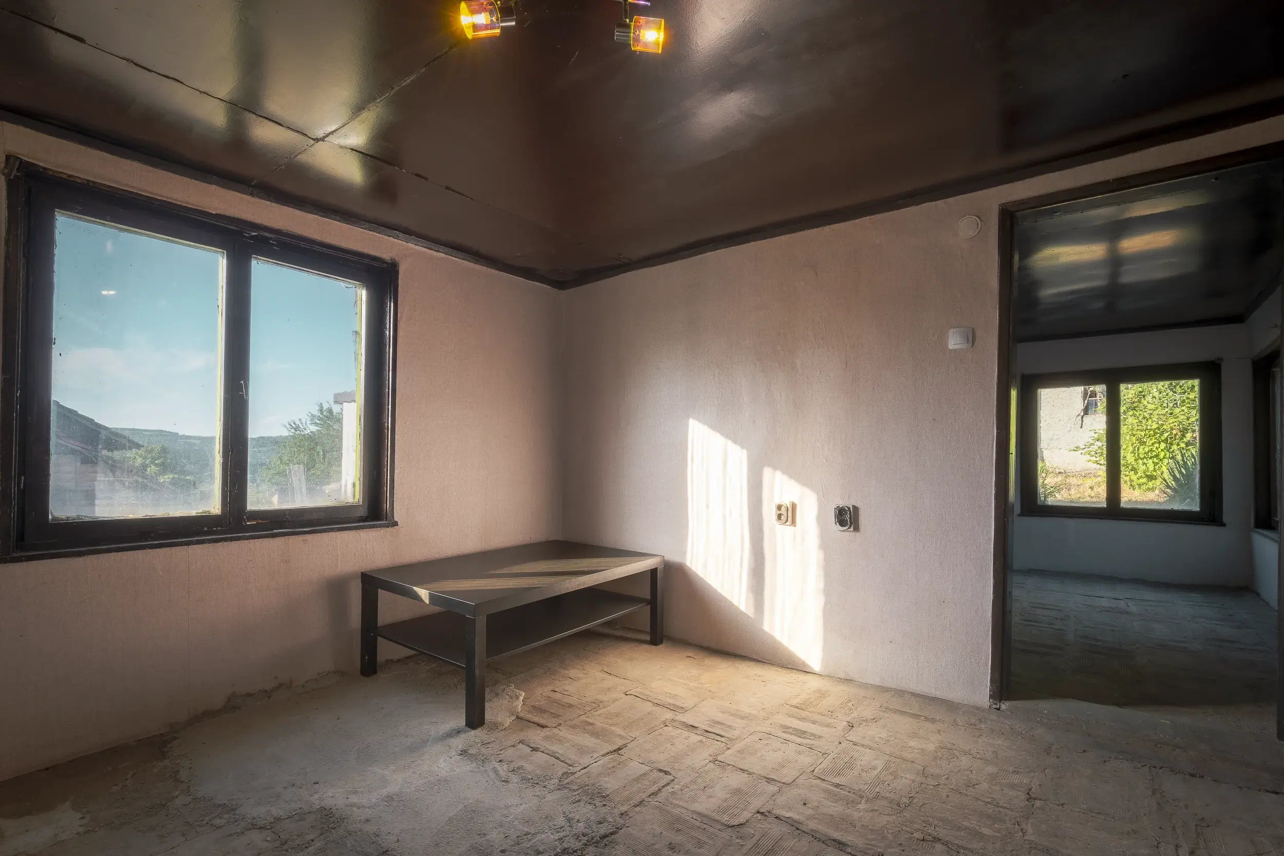 Perceel van 7.857 m² met 2-verdiepingen gezinswoning en bijgebouwen, met uitzicht nabij Veliko Tarnovo - Bulgarije