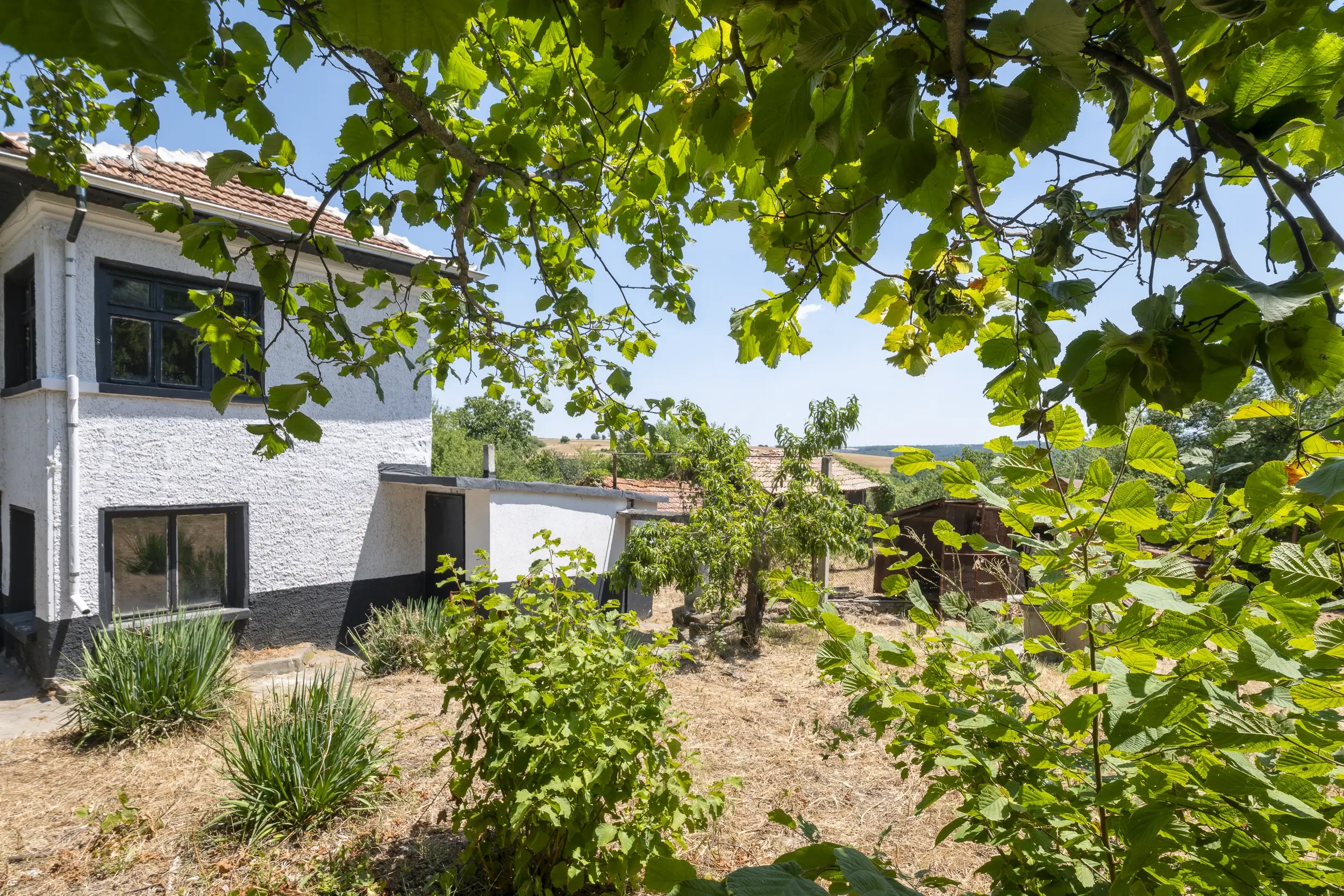 Perceel van 7.857 m² met 2-verdiepingen gezinswoning en bijgebouwen, met uitzicht nabij Veliko Tarnovo - Bulgarije