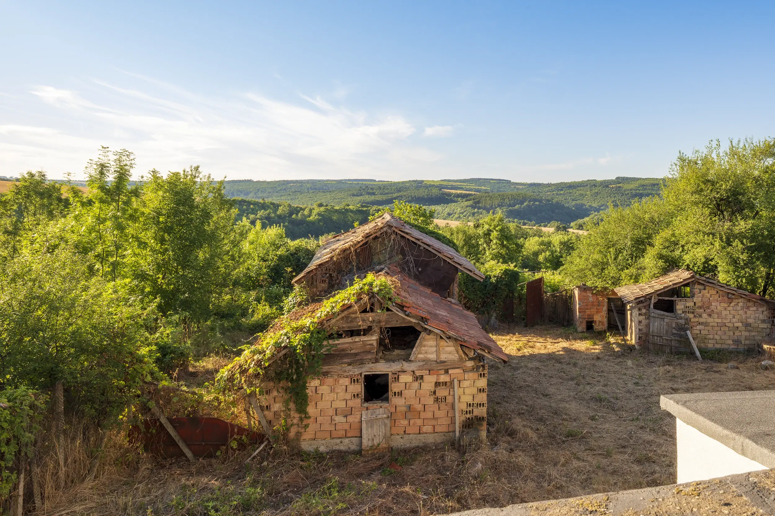 Perceel van 7.857 m² met 2-verdiepingen gezinswoning en bijgebouwen, met uitzicht nabij Veliko Tarnovo - Bulgarije