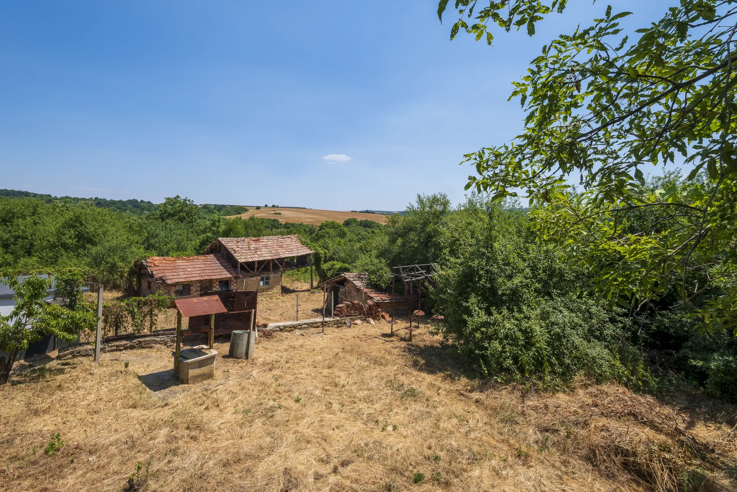 Perceel van 7.857 m² met 2-verdiepingen gezinswoning en bijgebouwen, met uitzicht nabij Veliko Tarnovo - Bulgarije