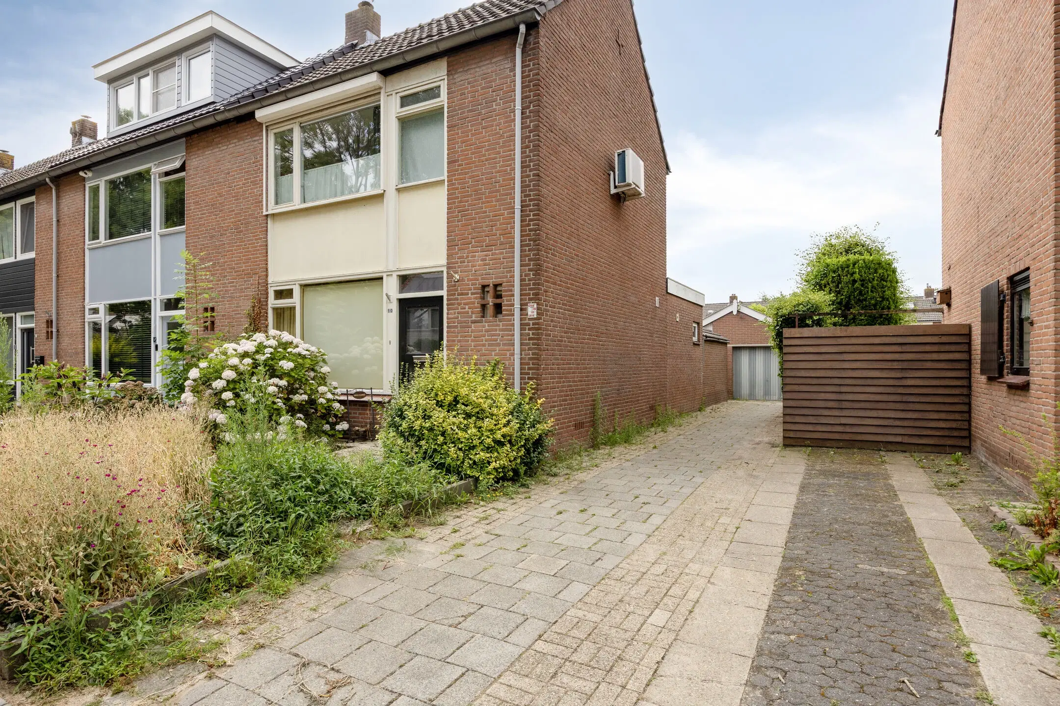 Genderen, Oegemastraat 10