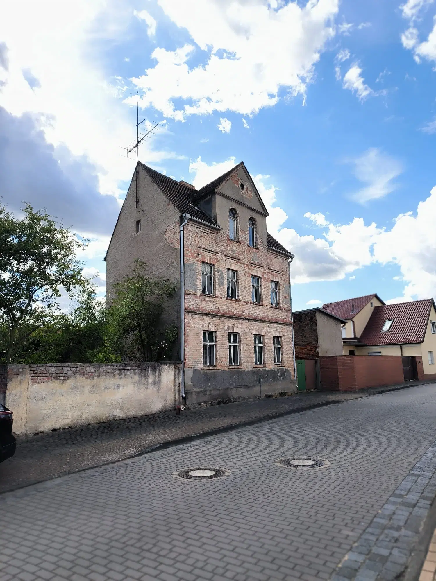 Massief woonhuis met uitbreidingsmogelijkheden en een perceel van 498 m² in Annaburg - Duitsland