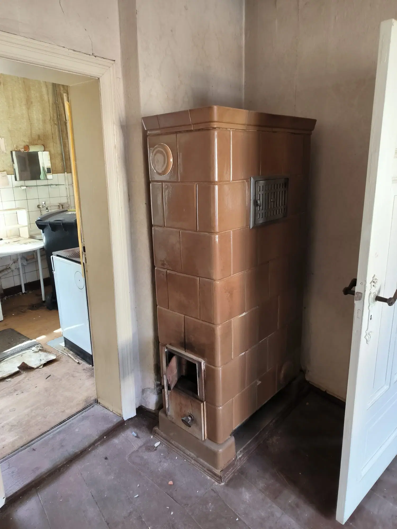 Massief woonhuis met uitbreidingsmogelijkheden en een perceel van 498 m² in Annaburg - Duitsland