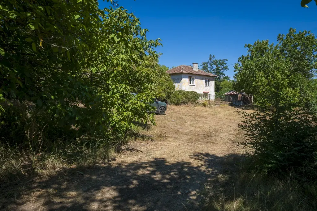 Afgelegen tweelaags huis + 1.502 grond + garage + bijgebouwen aan de rand van Milchina Luka, Regio Vidin - Bulgarije