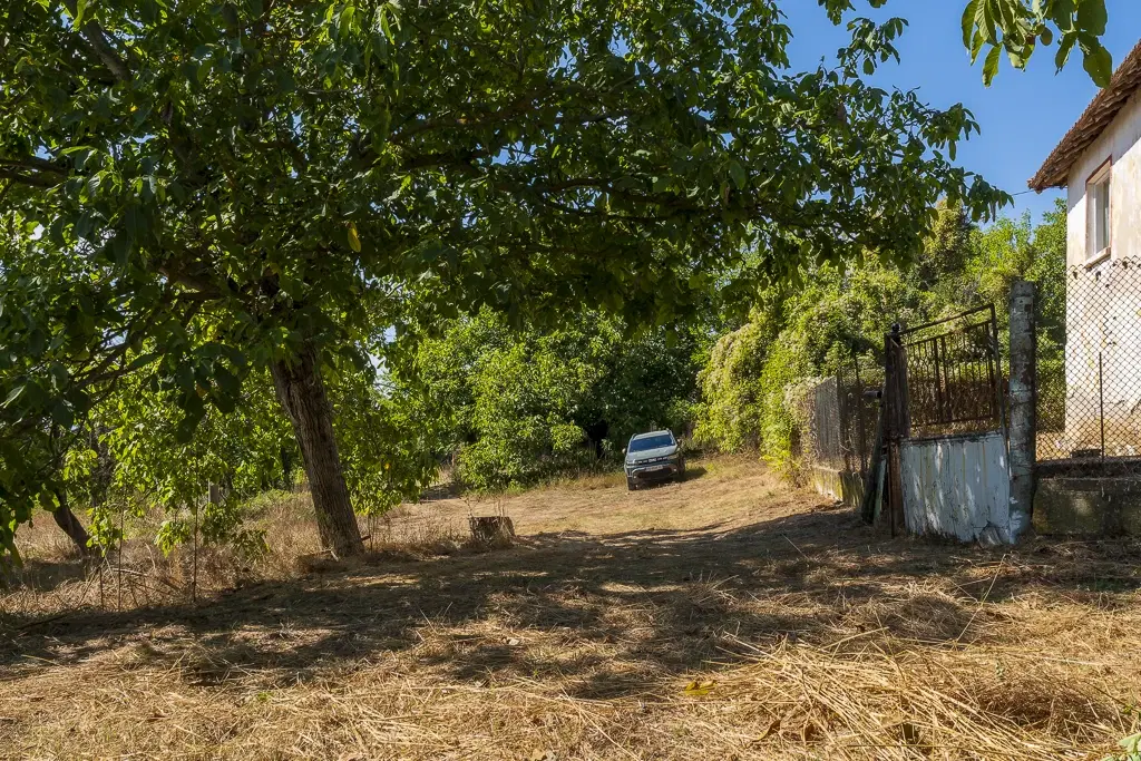 Afgelegen tweelaags huis + 1.502 grond + garage + bijgebouwen aan de rand van Milchina Luka, Regio Vidin - Bulgarije