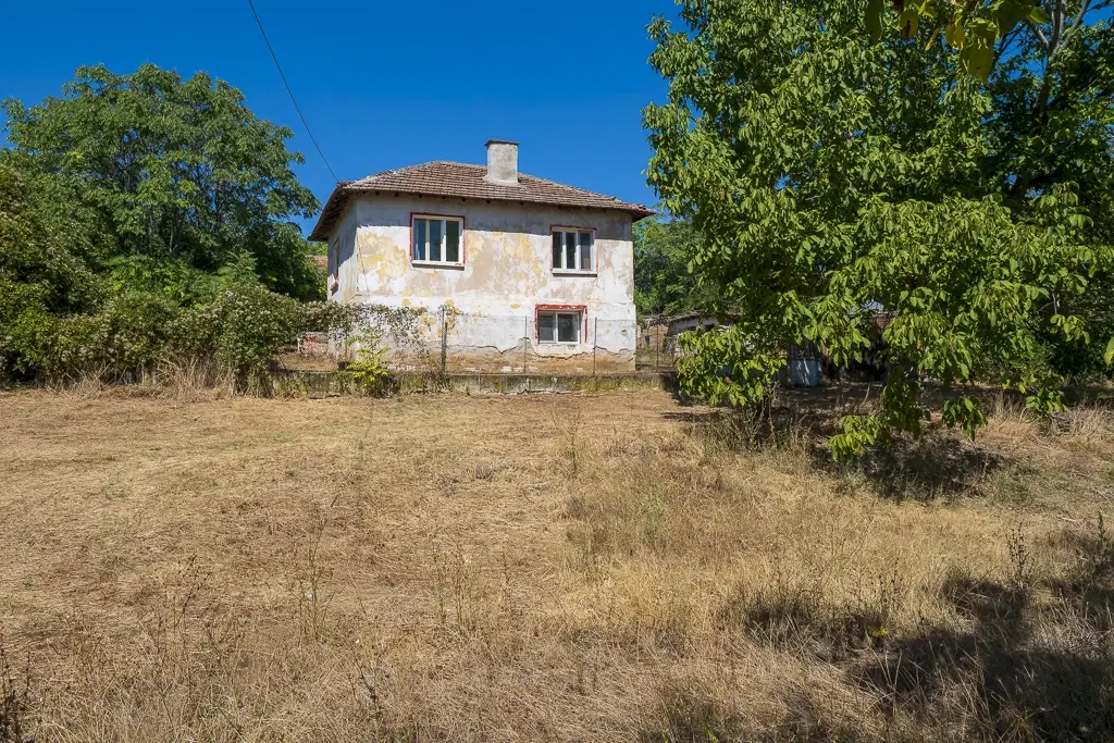 Afgelegen tweelaags huis + 1.502 grond + garage + bijgebouwen aan de rand van Milchina Luka, Regio Vidin - Bulgarije