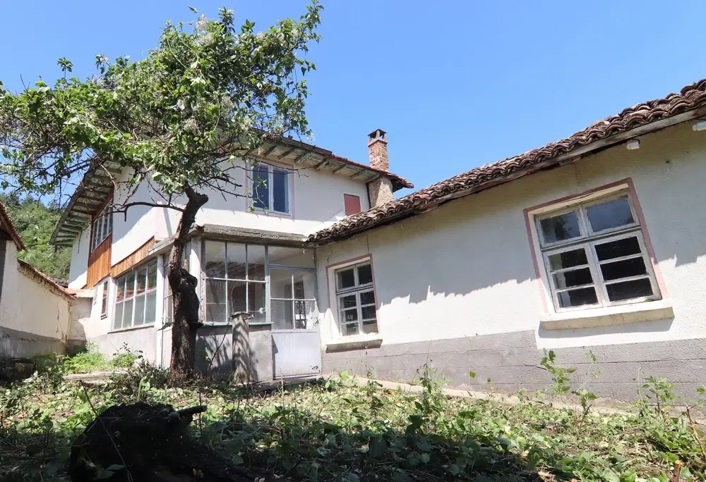 Huis met twee verdiepingen + 660 m² grond in Karan Varbovka - Bulgarije